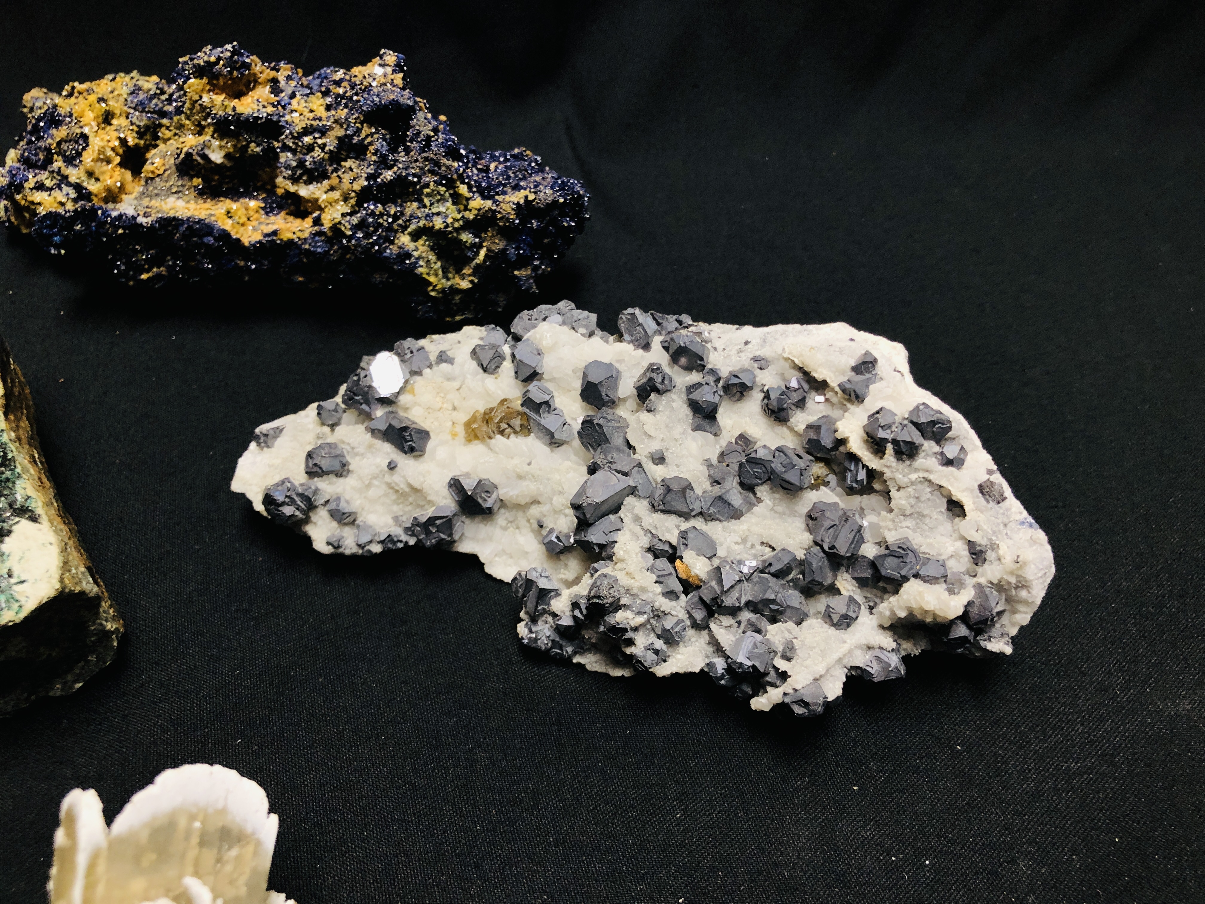 A COLLECTION OF APPROX 5 CRYSTAL AND MINERAL ROCK EXAMPLES. - Image 3 of 6