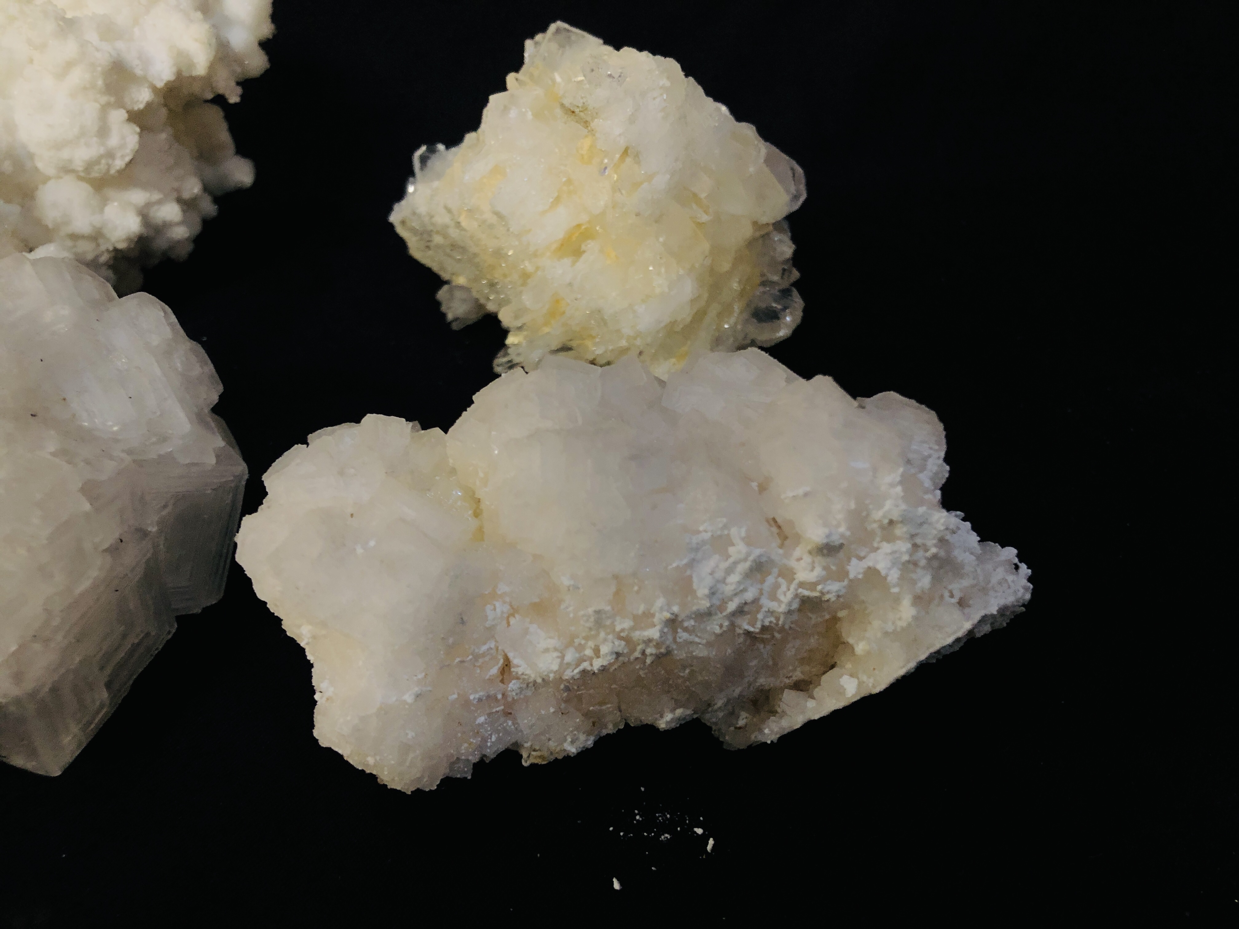 A COLLECTION OF APPROX 4 CRYSTAL AND MINERAL ROCK EXAMPLES TO INCLUDE QUARTZ ETC. - Image 4 of 4