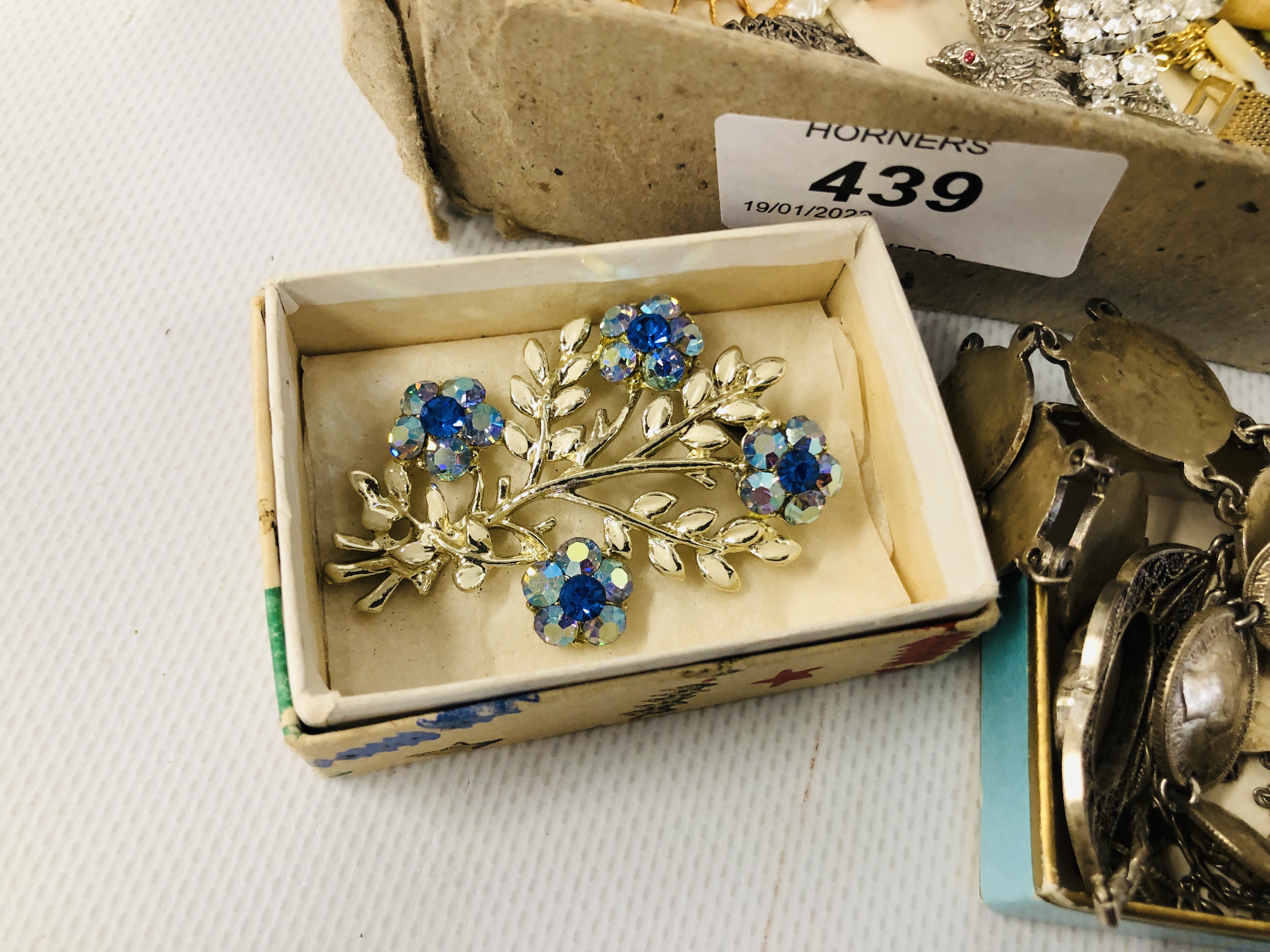 TRAY OF ASSORTED MODERN AND VINTAGE JEWELLERY TO INCLUDE SILVER BROOCH, COIN BRACELET. - Image 3 of 8