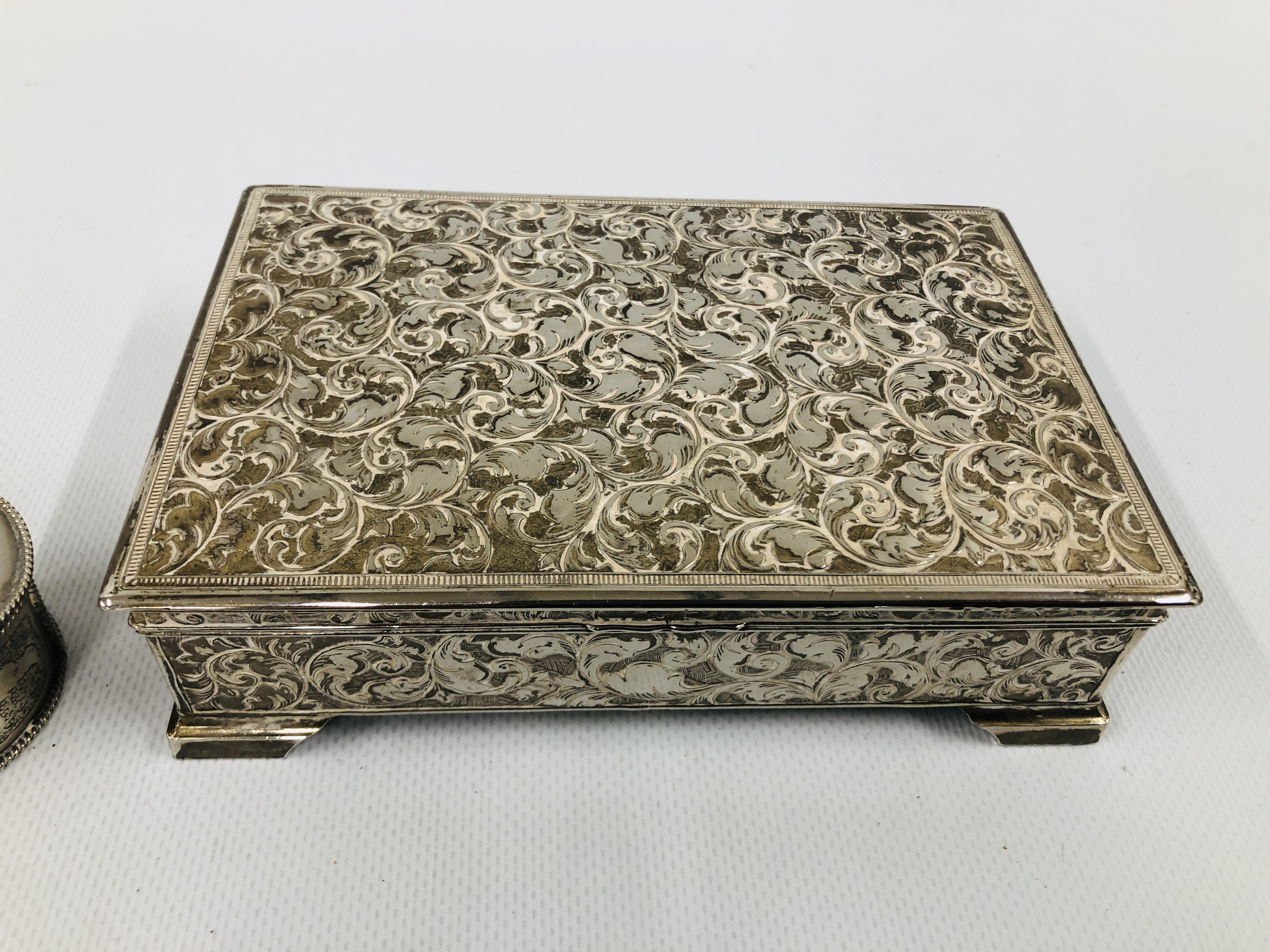 INDIAN SILVER AND WHITE METAL ITEMS TO INCLUDE A DESK TIDY, JEWELLERY BOX AND ASHTRAY. - Image 6 of 12