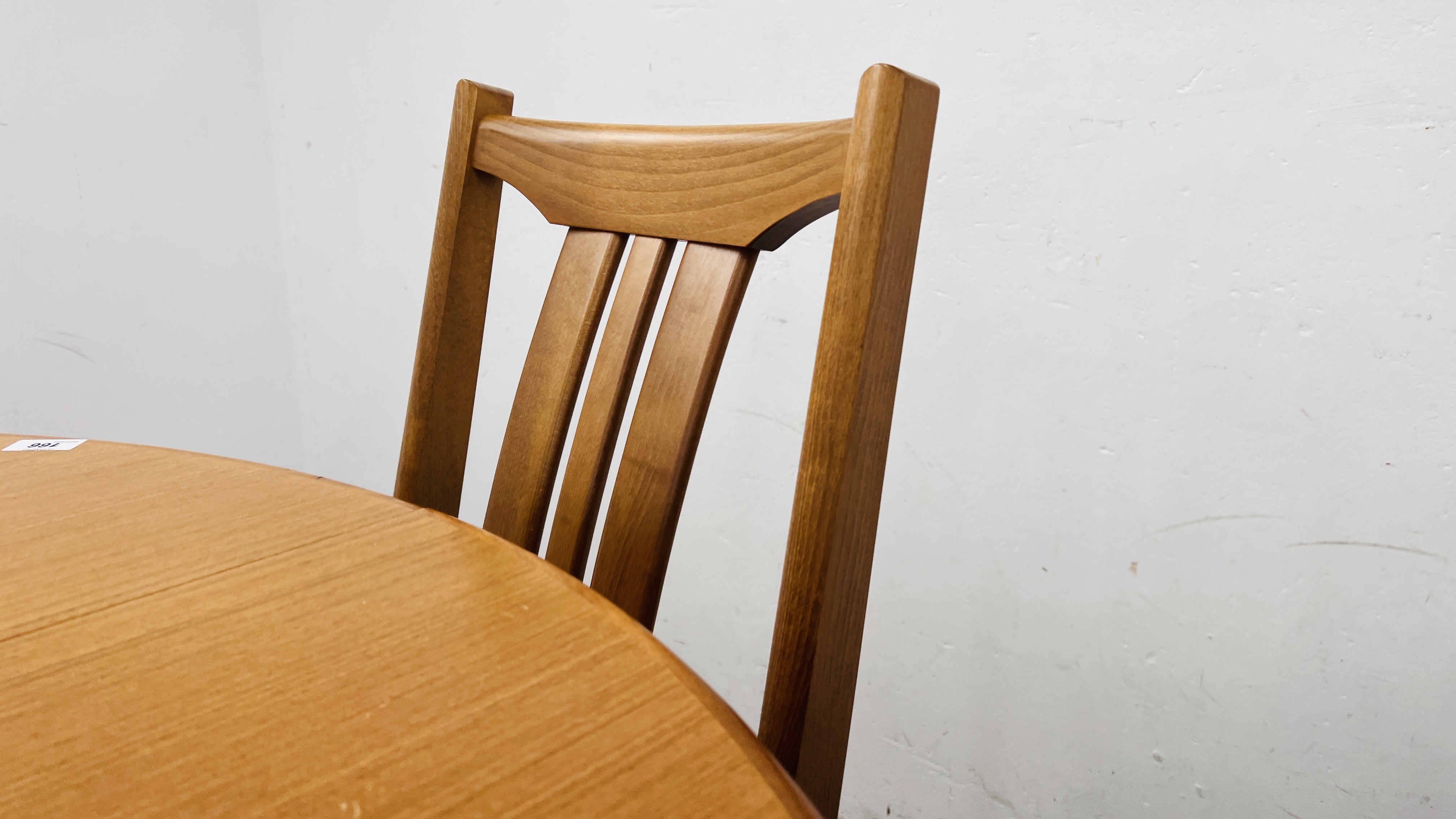 MODERN DINING SET COMPRISING FOUR BEECHWOOD CHAIRS AND EXTENDING CIRCULAR DINING TABLE. - Image 8 of 12