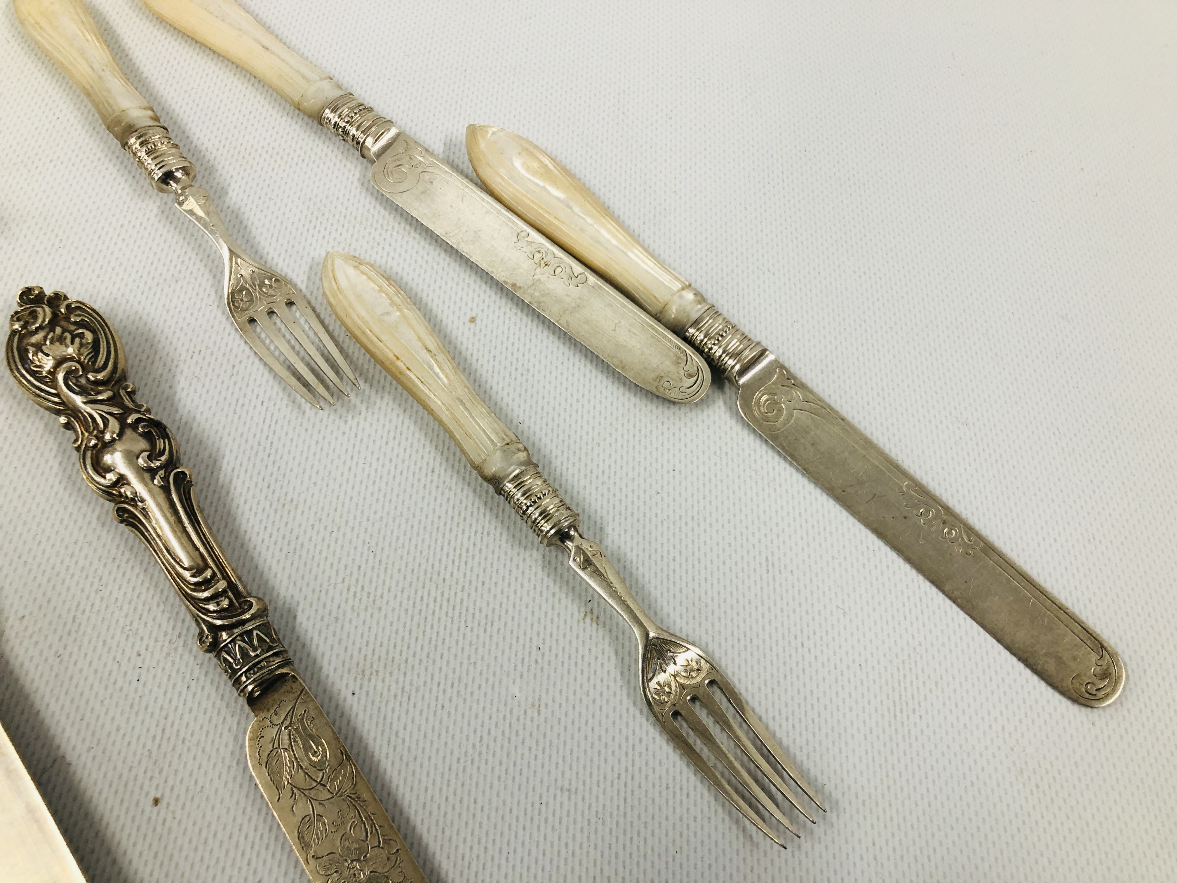 A MIXED GROUP OF SILVER FLAT WARE SOME WITH MOTHER OF PEARL HANDLES. - Image 5 of 5