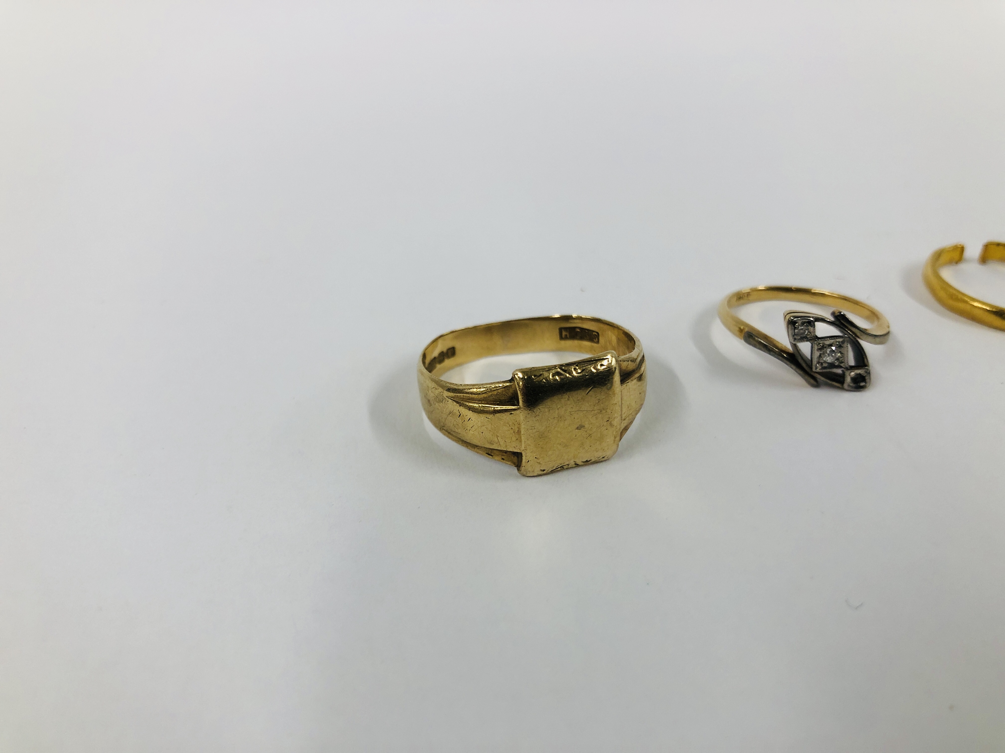 AN 18CT. GOLD THREE STONE DIAMOND TWIST RING (ONE STONE MISSING) ALONG WITH A 22CT. - Image 2 of 8