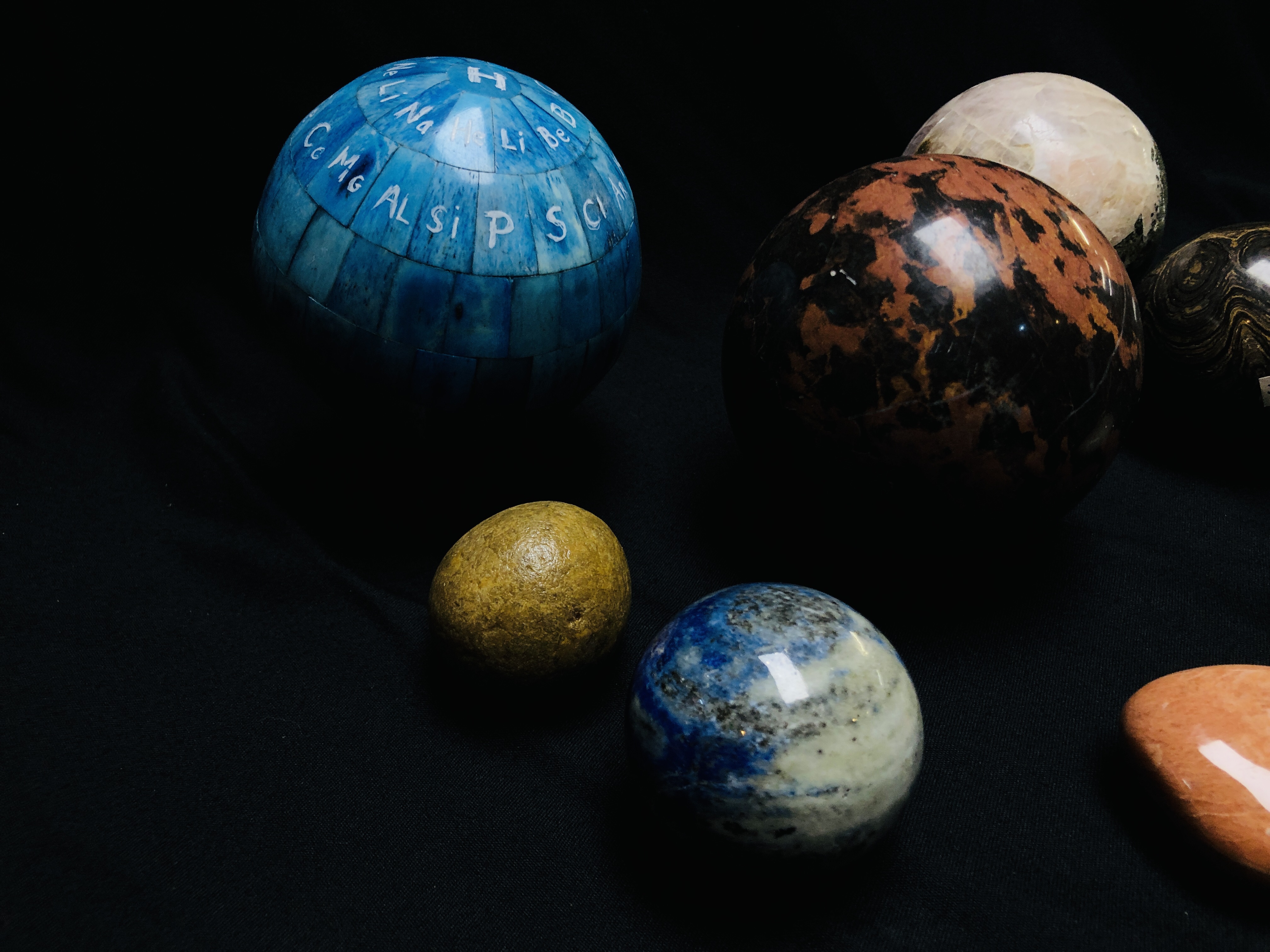 A COLLECTION OF 4 HARD STONE POLISHED SPHERES TO INCLUDE FLUORITE + ONE OTHER ALONG WITH 3 POLISHED - Image 4 of 5