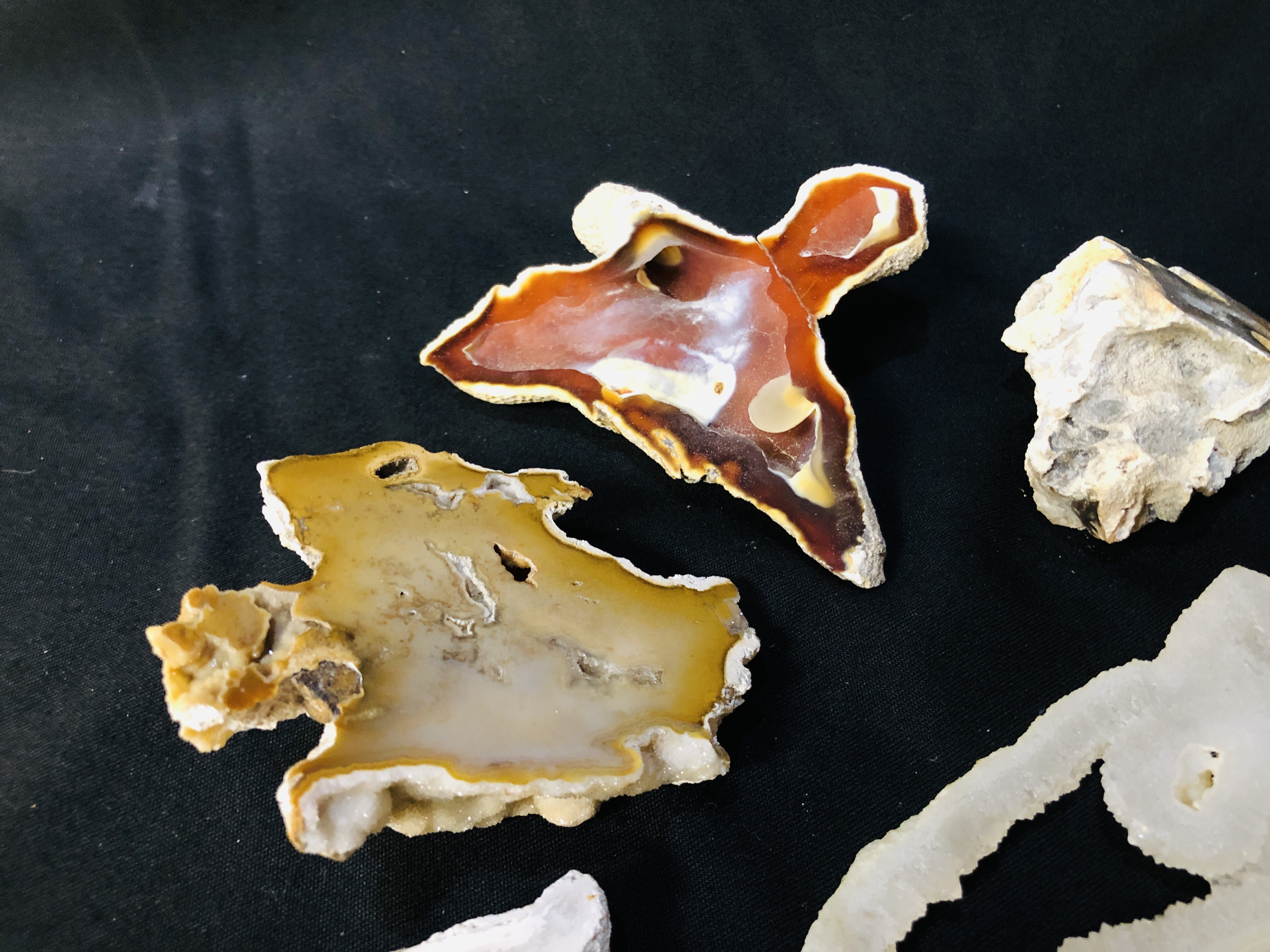 A COLLECTION OF APPROX 8 CRYSTAL AND MINERAL ROCK EXAMPLES TO INCLUDE AGATE ETC. - Image 3 of 5