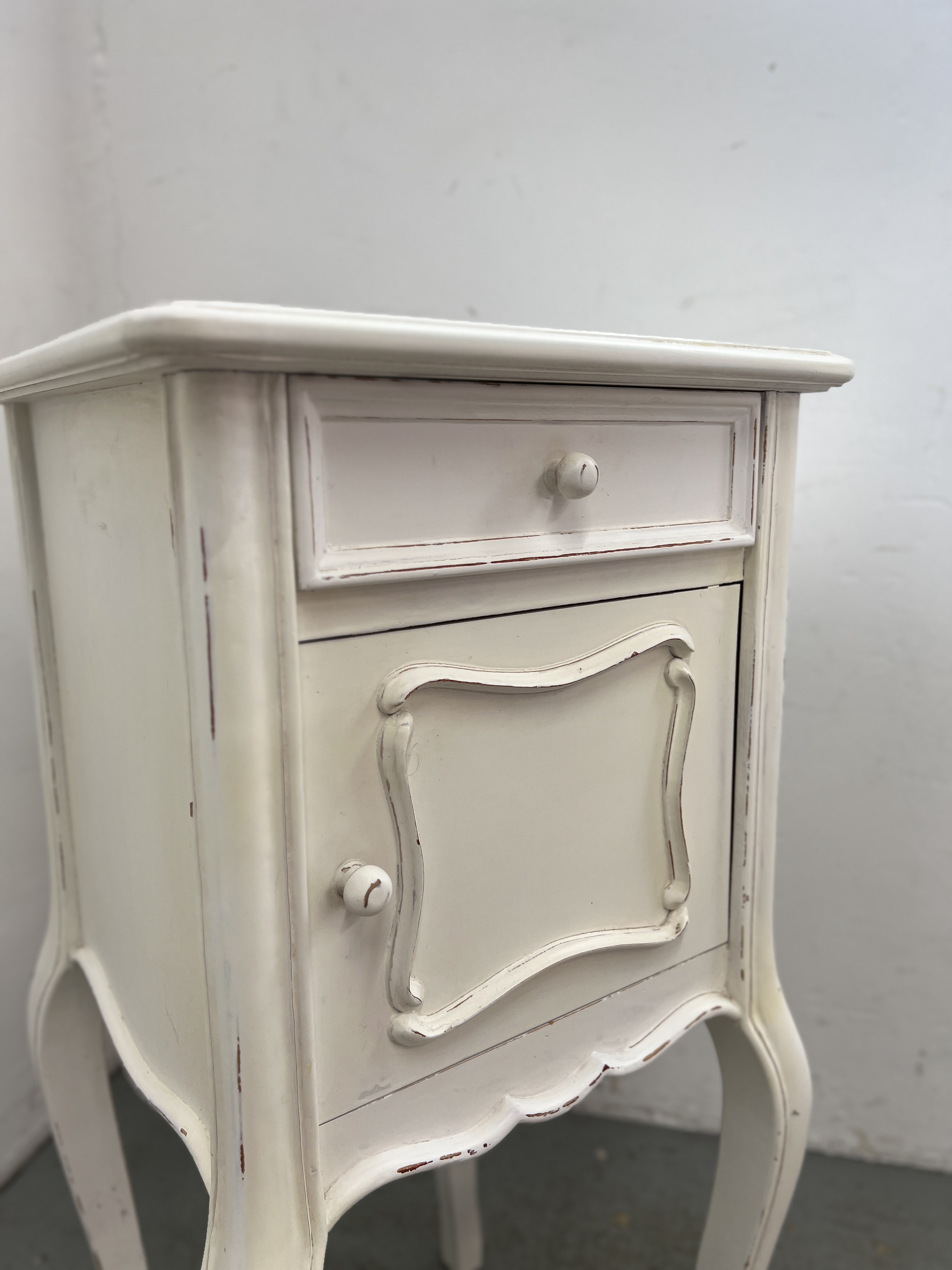 SHABBY CHIC SINGLE DRAWER, SINGLE DOOR CUPBOARD ON FOUR SHAPED LEGS HEIGHT 86CM. WIDTH 41CM. - Image 4 of 8