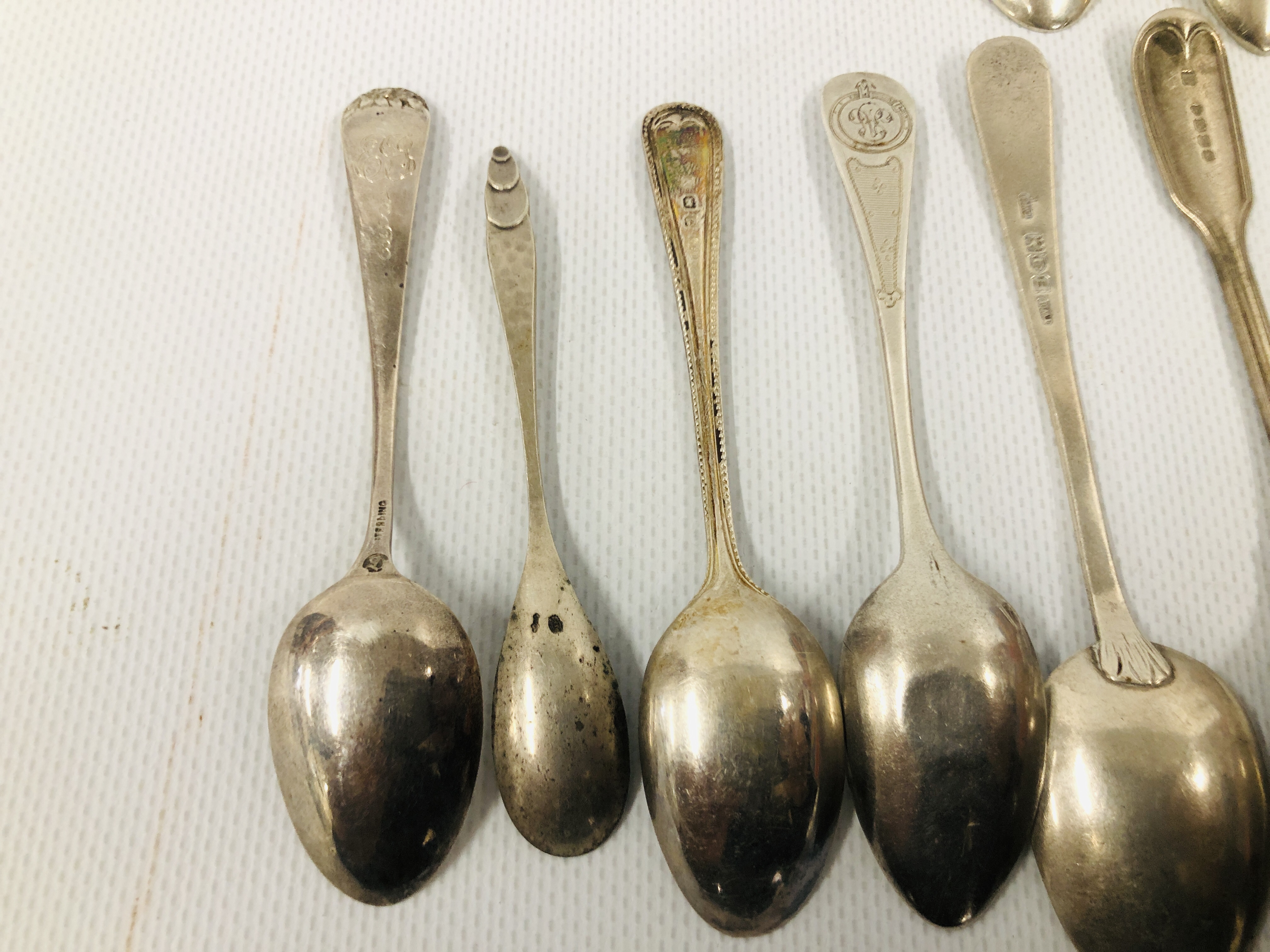 A GROUP OF 9 VARIOUS SILVER TEA SPOONS C19TH AND C20TH VARIOUS MAKERS AND ASSAYS ALONG WITH 5 WHITE - Image 8 of 13