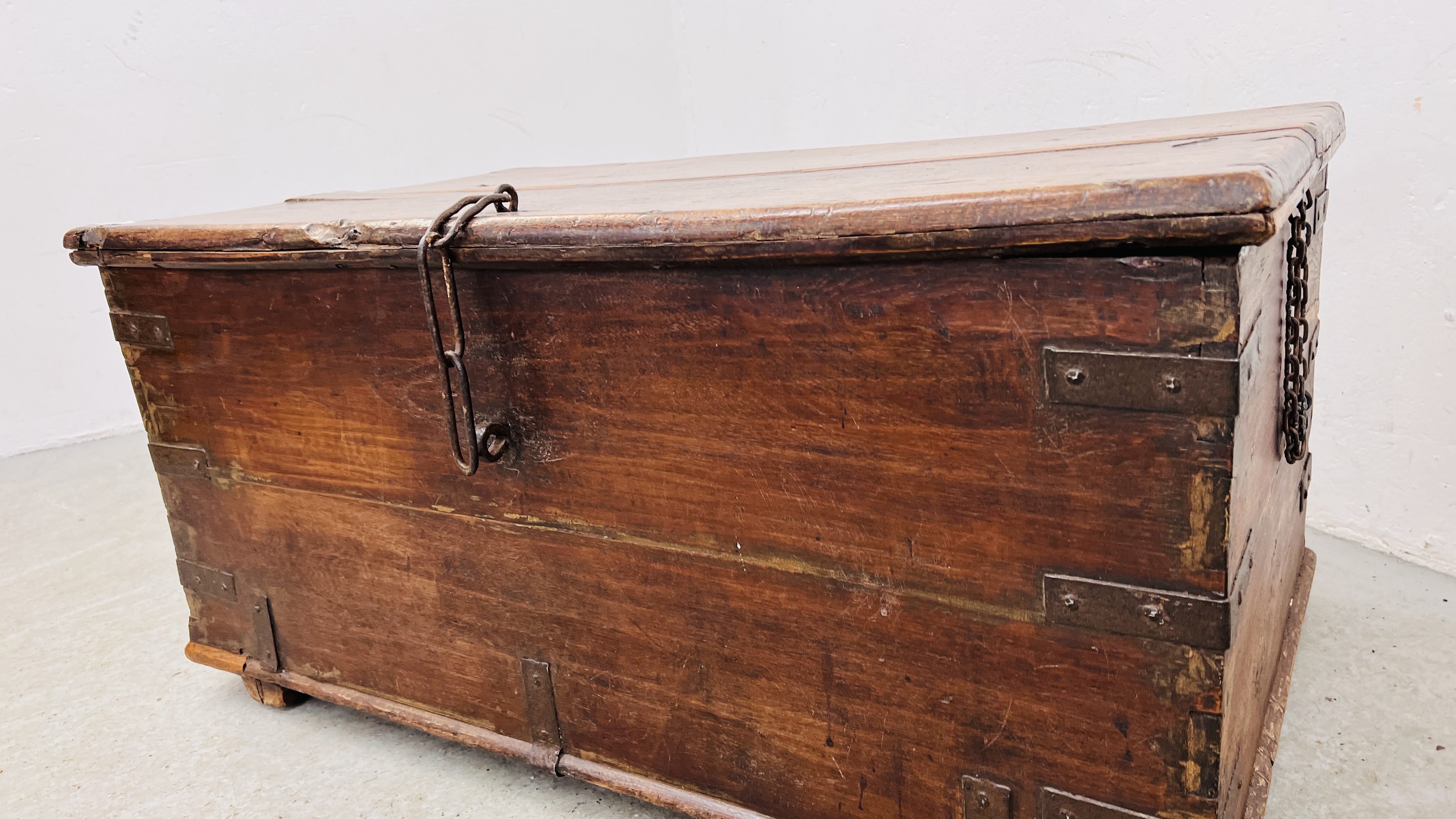 A HEAVY ANTIQUE OAK TRUNK WITH METAL BANDING WIDTH 102CM. DEPTH 61CM. HEIGHT 49CM. - Image 10 of 17