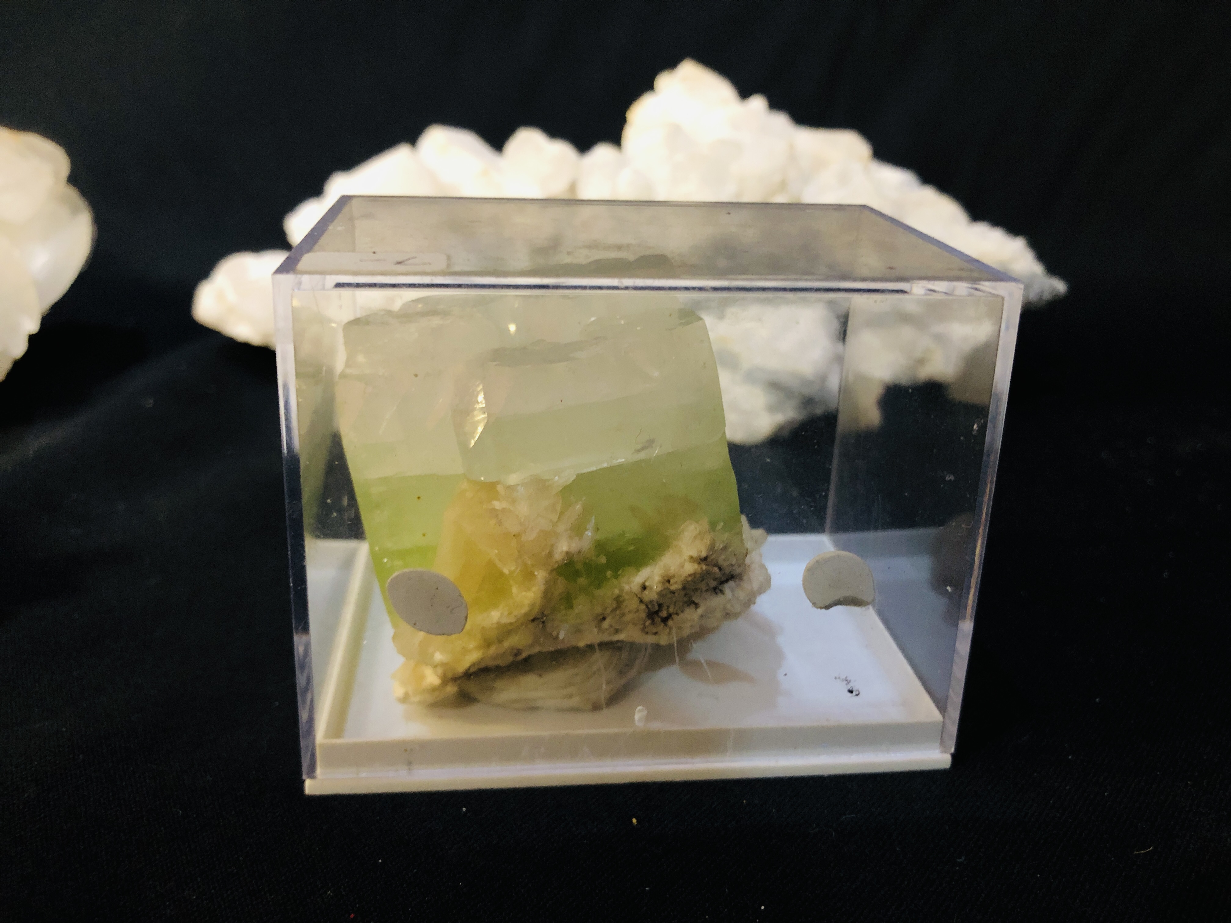 A COLLECTION OF APPROX 4 CRYSTAL AND MINERAL ROCK EXAMPLES TO INCLUDE QUARTZ, CELESTINE ETC. - Image 5 of 5