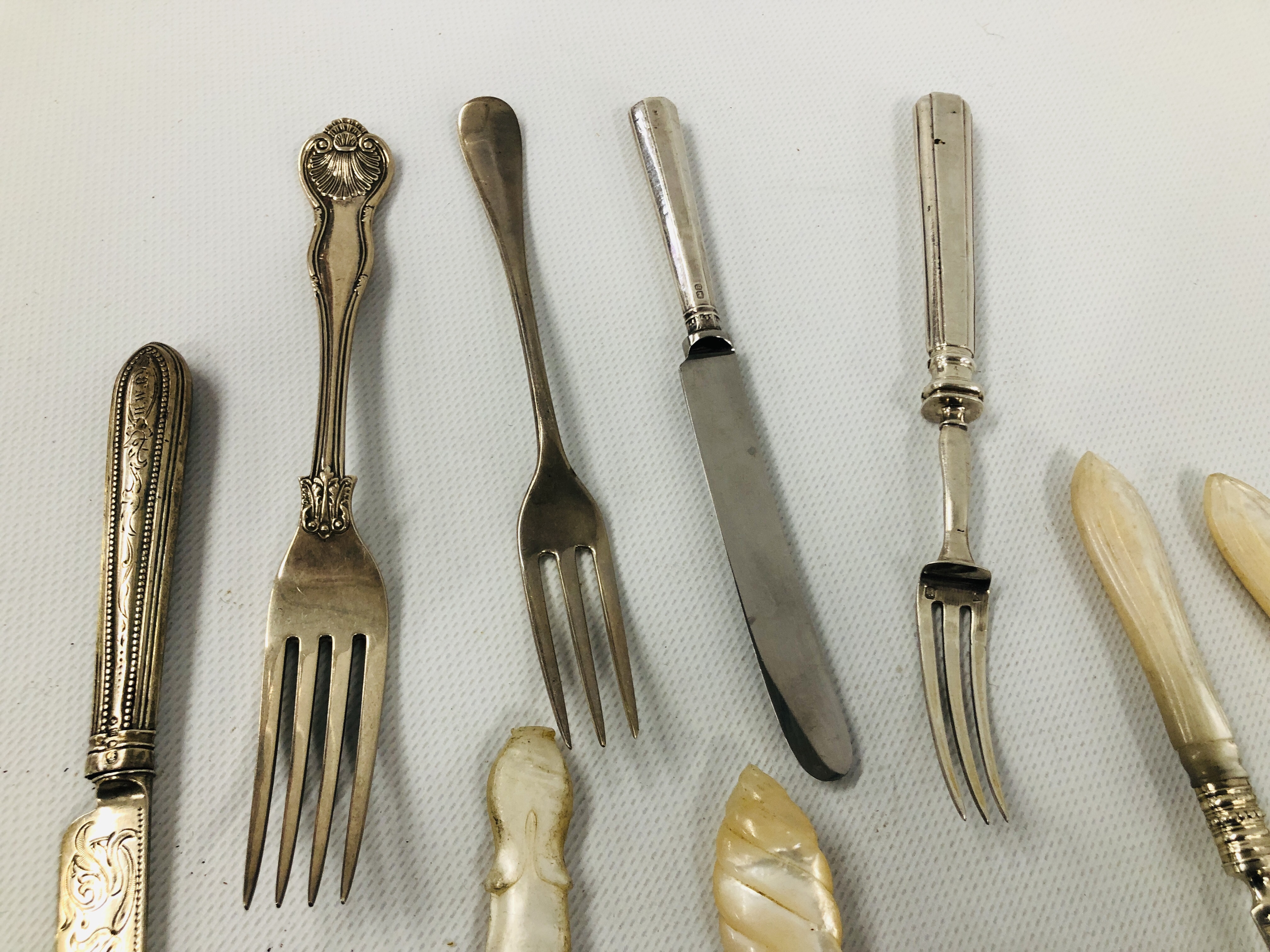 A MIXED GROUP OF SILVER FLAT WARE SOME WITH MOTHER OF PEARL HANDLES. - Image 2 of 5