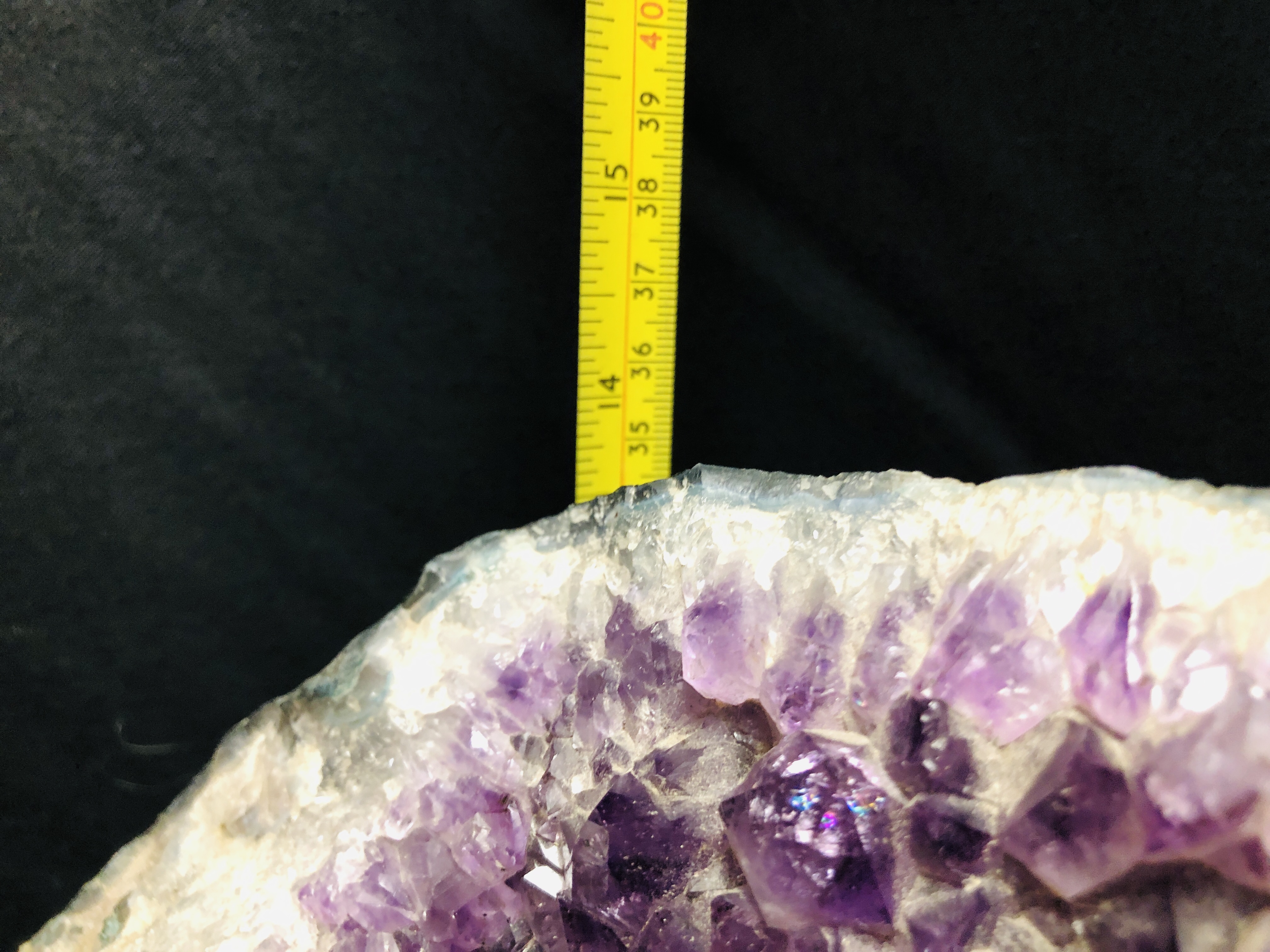 AN IMPRESSIVE LARGE AMETHYST QUARTZ CRYSTAL CLUSTER, H 36CM X W 30CM X D 16CM. - Image 2 of 4