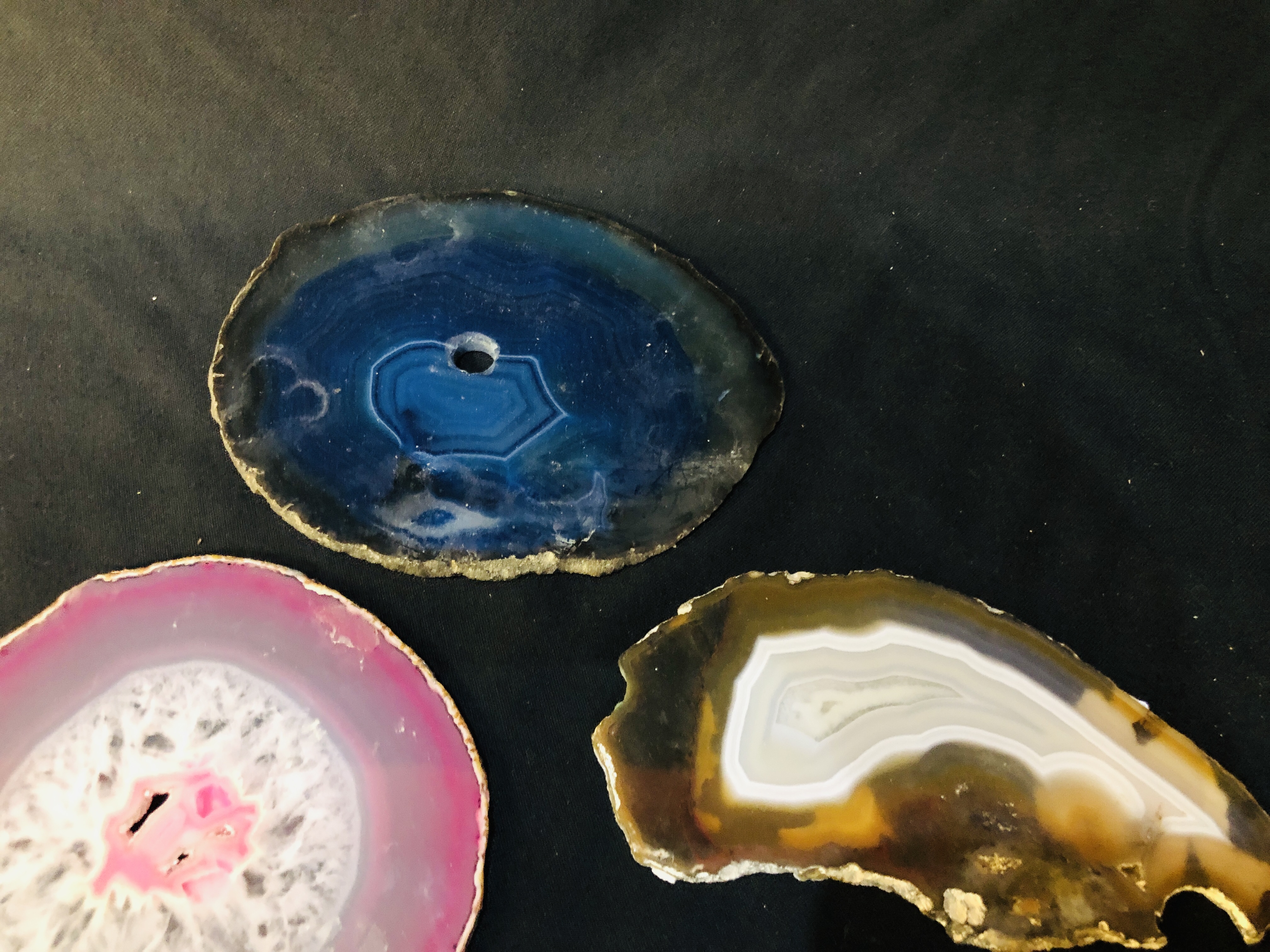 A COLLECTION OF APPROX 7 POLISHED AGATE SLICES TO INCLUDE BLUE LACEETC. - Image 3 of 4
