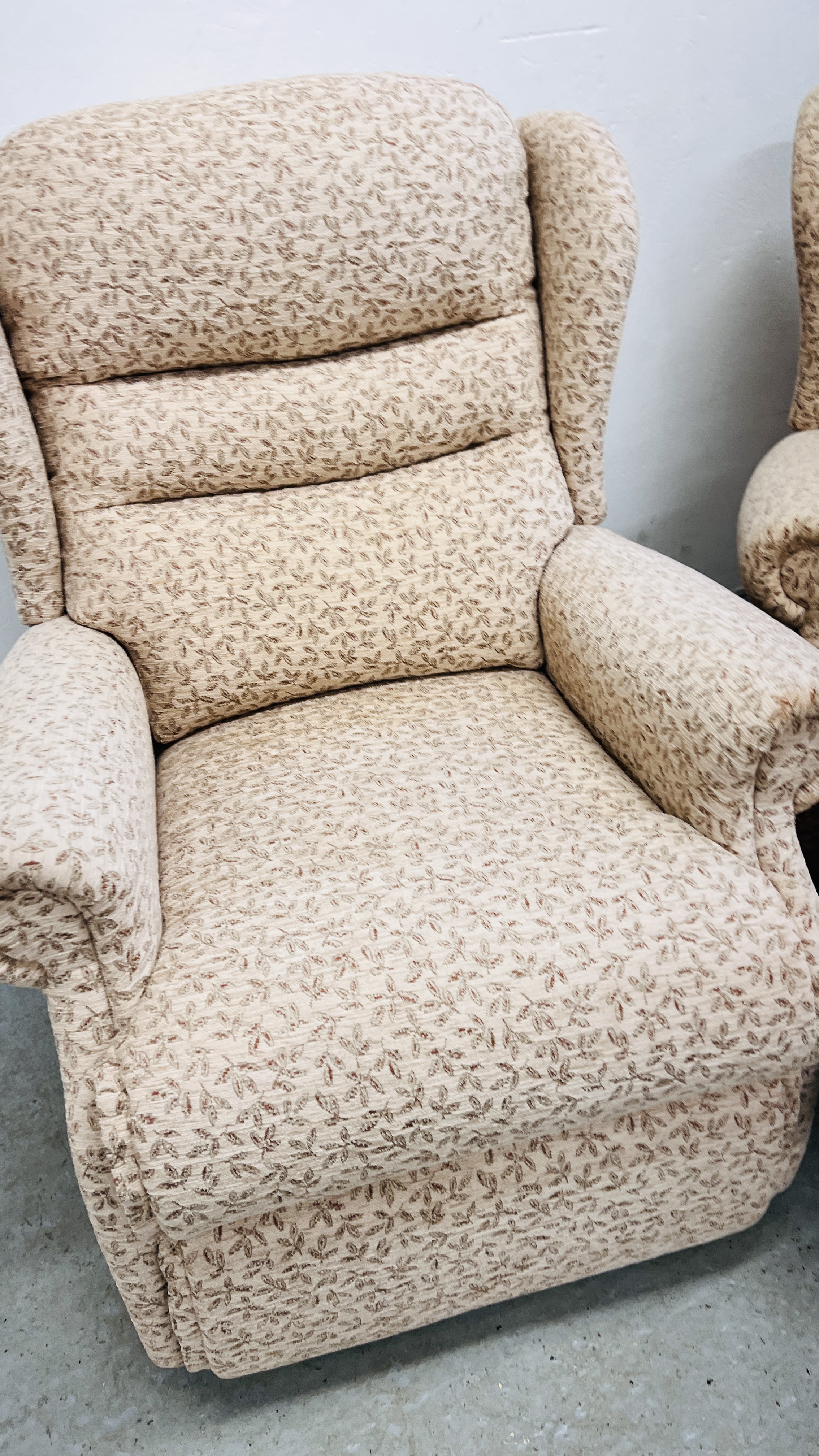 A MODERN CREAM PATTERN EASY CHAIR ALONG WITH A MATCHING TWIN RECLINER THREE SEATER SOFA. - Image 15 of 15