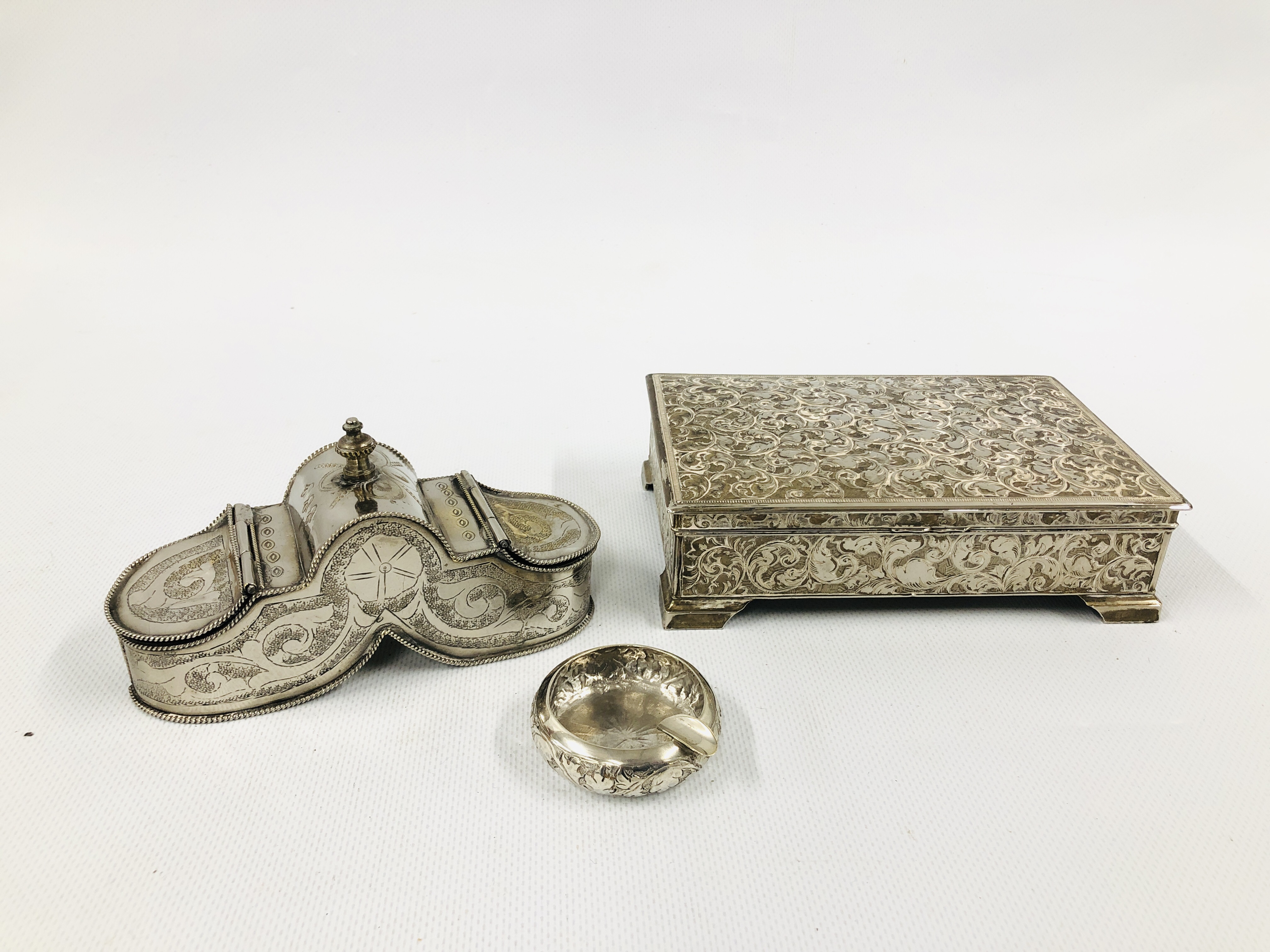 INDIAN SILVER AND WHITE METAL ITEMS TO INCLUDE A DESK TIDY, JEWELLERY BOX AND ASHTRAY.