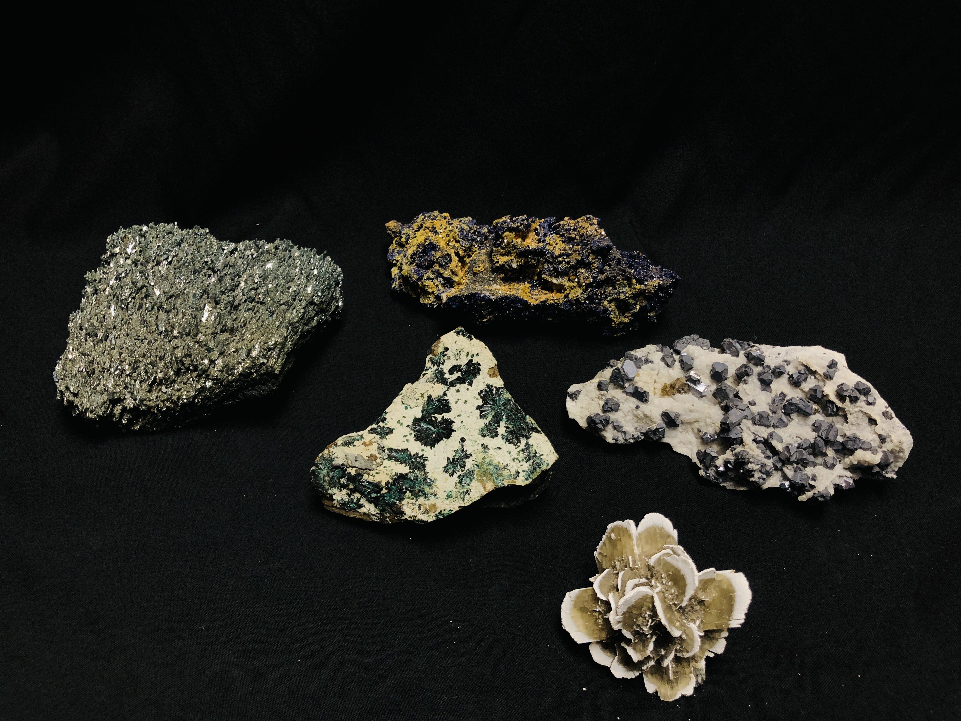 A COLLECTION OF APPROX 5 CRYSTAL AND MINERAL ROCK EXAMPLES.