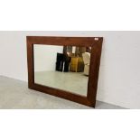 A LARGE MODERN HARDWOOD FINISH WALL MIRROR 120CM X 90CM.