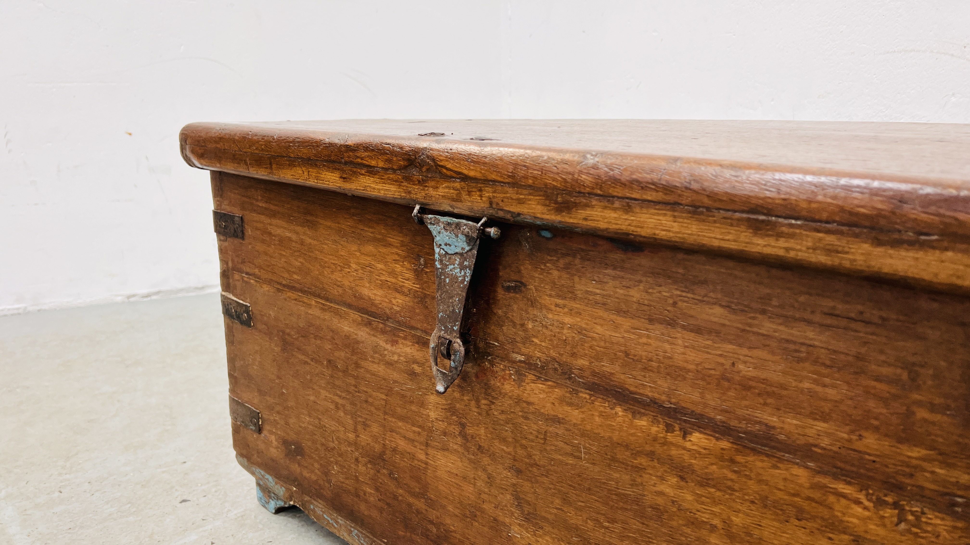 AN ANTIQUE HARDWOOD METAL BOUND TRUNK WIDTH 86CM. DEPTH 64CM. HEIGHT 45CM. - Image 7 of 12