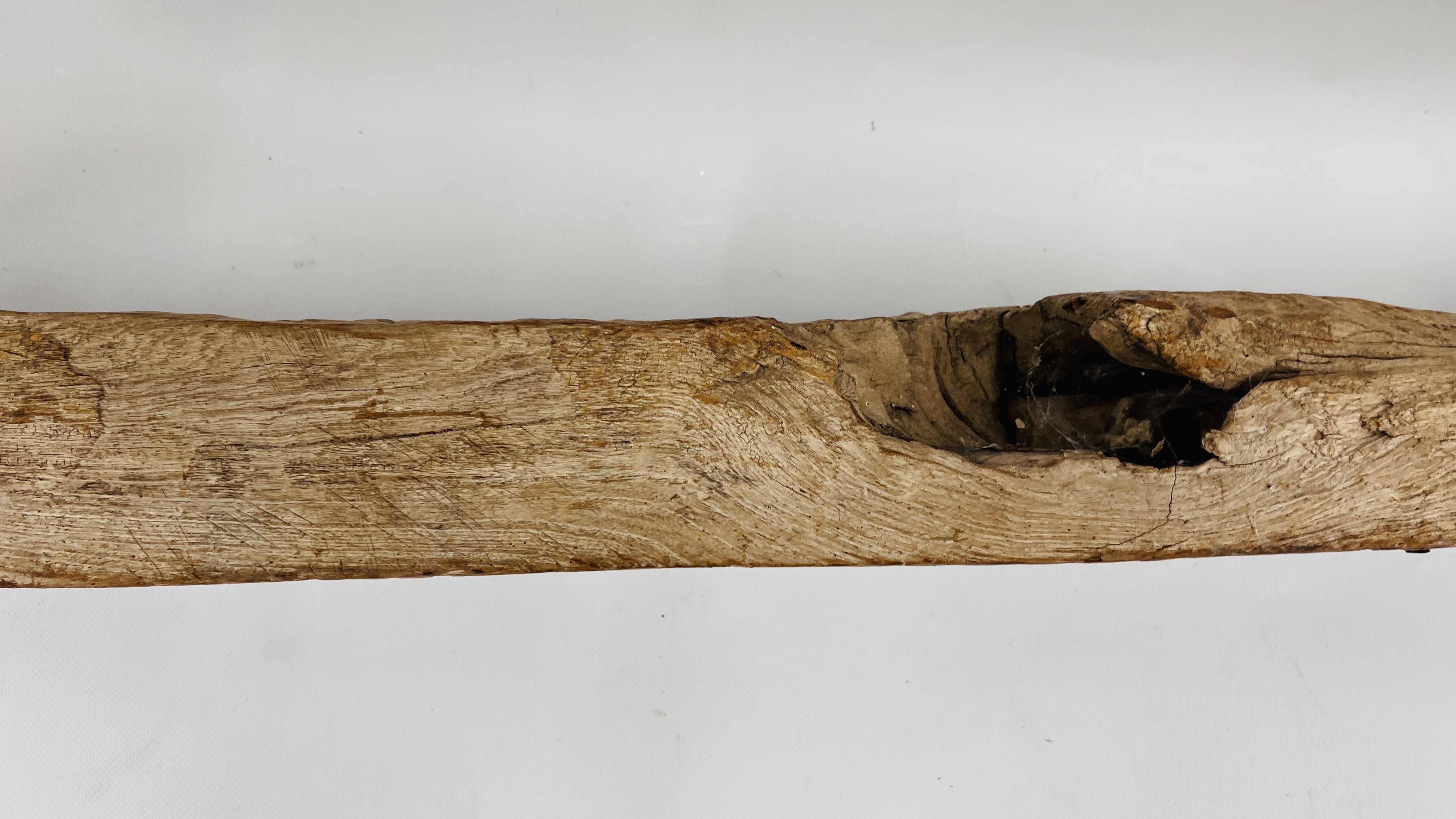 AN ANTIQUE HEAVILY CARVED HARDWOOD TIMBER BEAM WITH ISLAMIC RELIGIOUS INSCRIPTION LENGTH `34CM. - Image 11 of 18