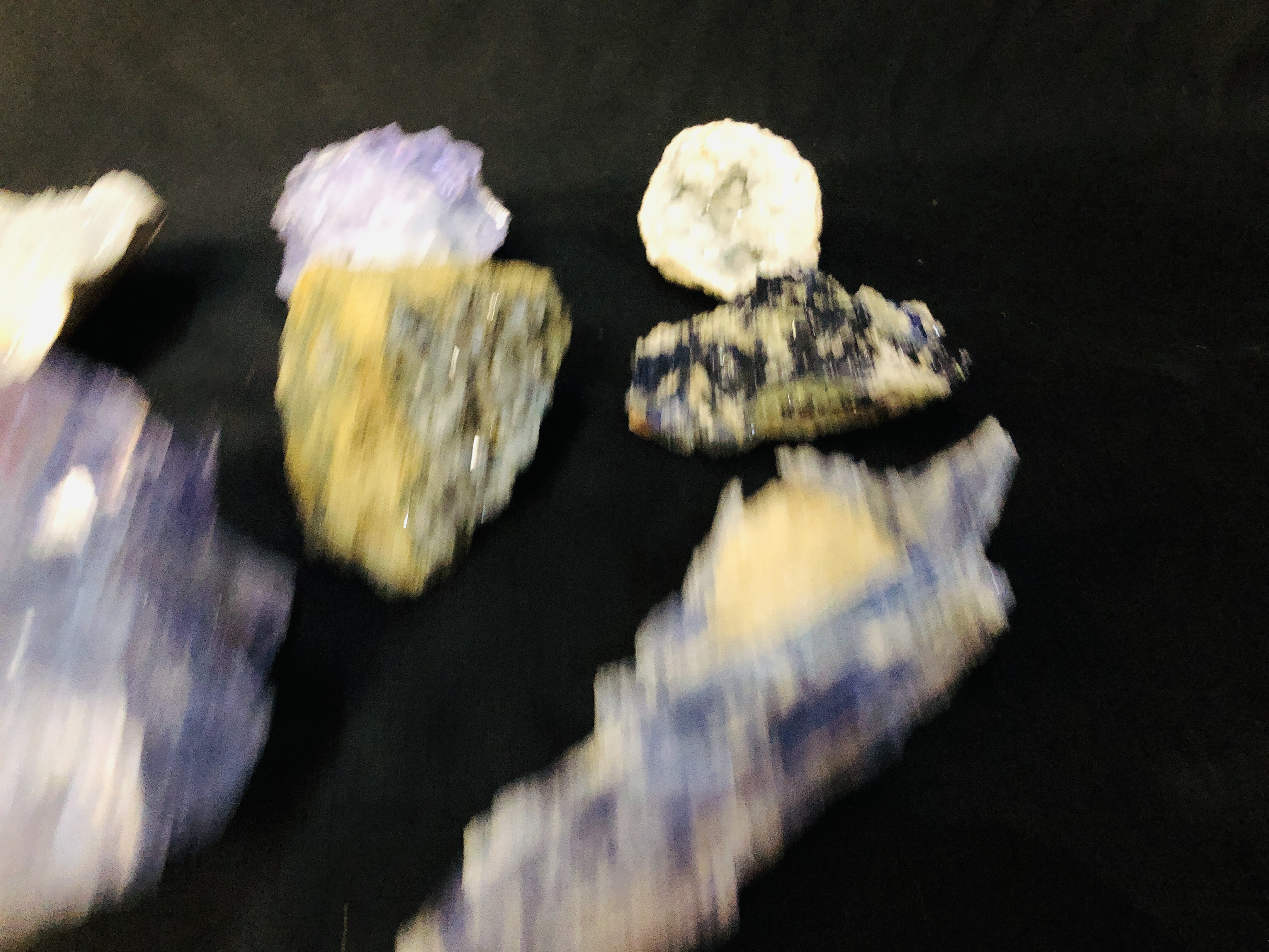 A COLLECTION OF APPROX 7 CRYSTAL AND MINERAL ROCK EXAMPLES TO INCLUDE QUARTZ, CELESTINE ETC. - Image 2 of 5