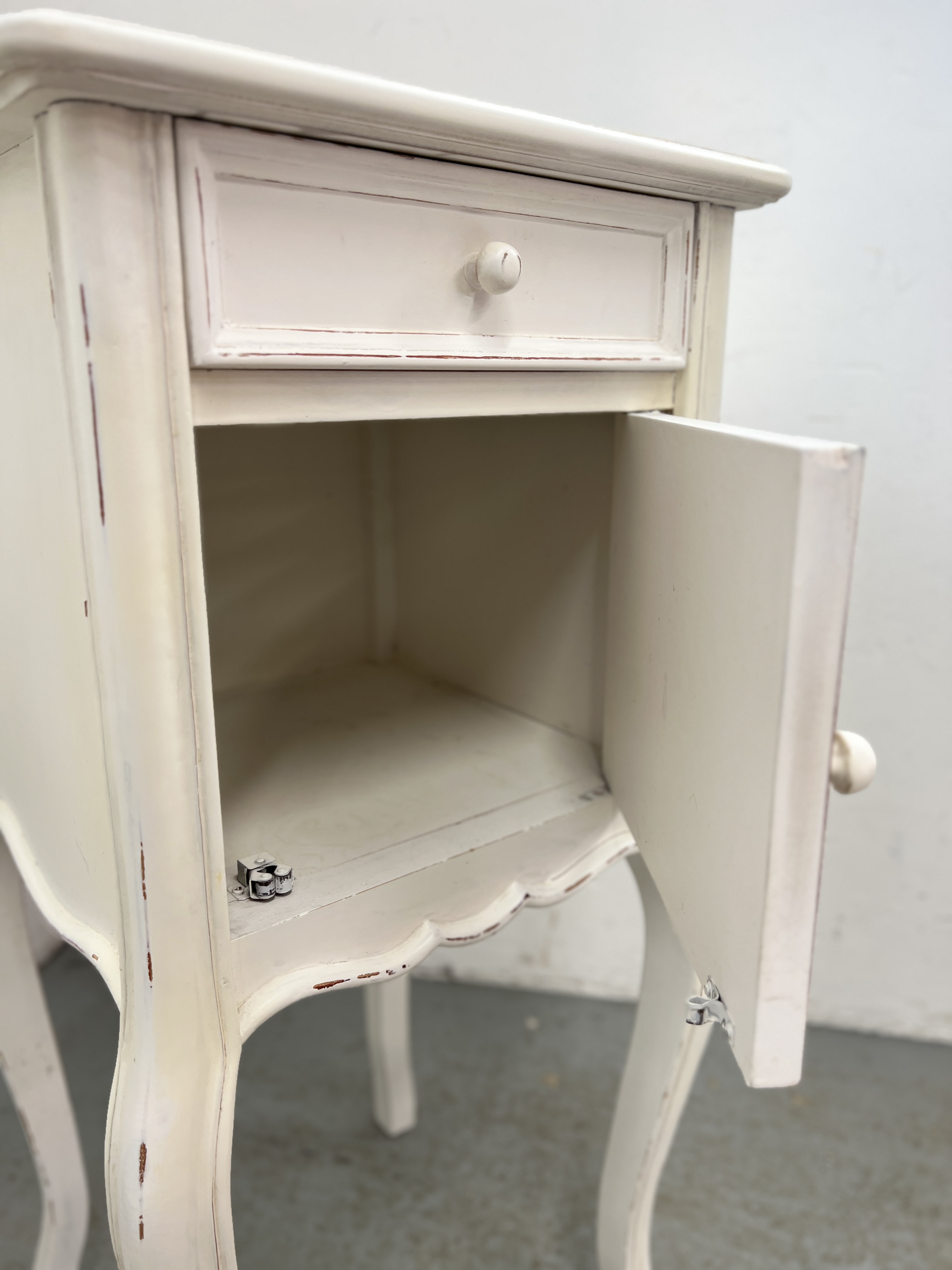 SHABBY CHIC SINGLE DRAWER, SINGLE DOOR CUPBOARD ON FOUR SHAPED LEGS HEIGHT 86CM. WIDTH 41CM. - Image 8 of 8