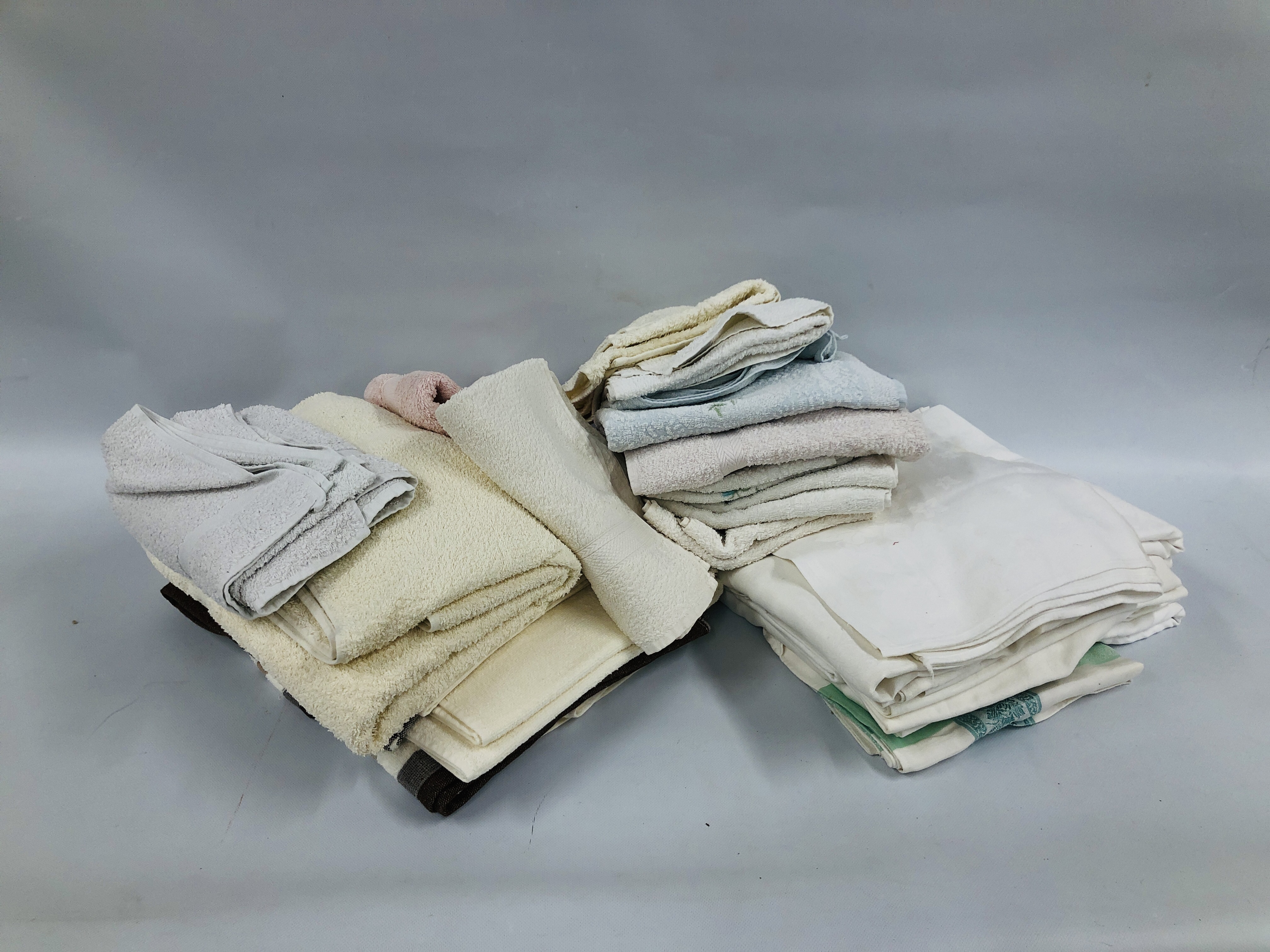 BOX TOWELS TO INCLUDE SET OF 7 CREAM AND BROWN VARIOUS SIZES, BOX WHITE CATERING TABLE CLOTHS.