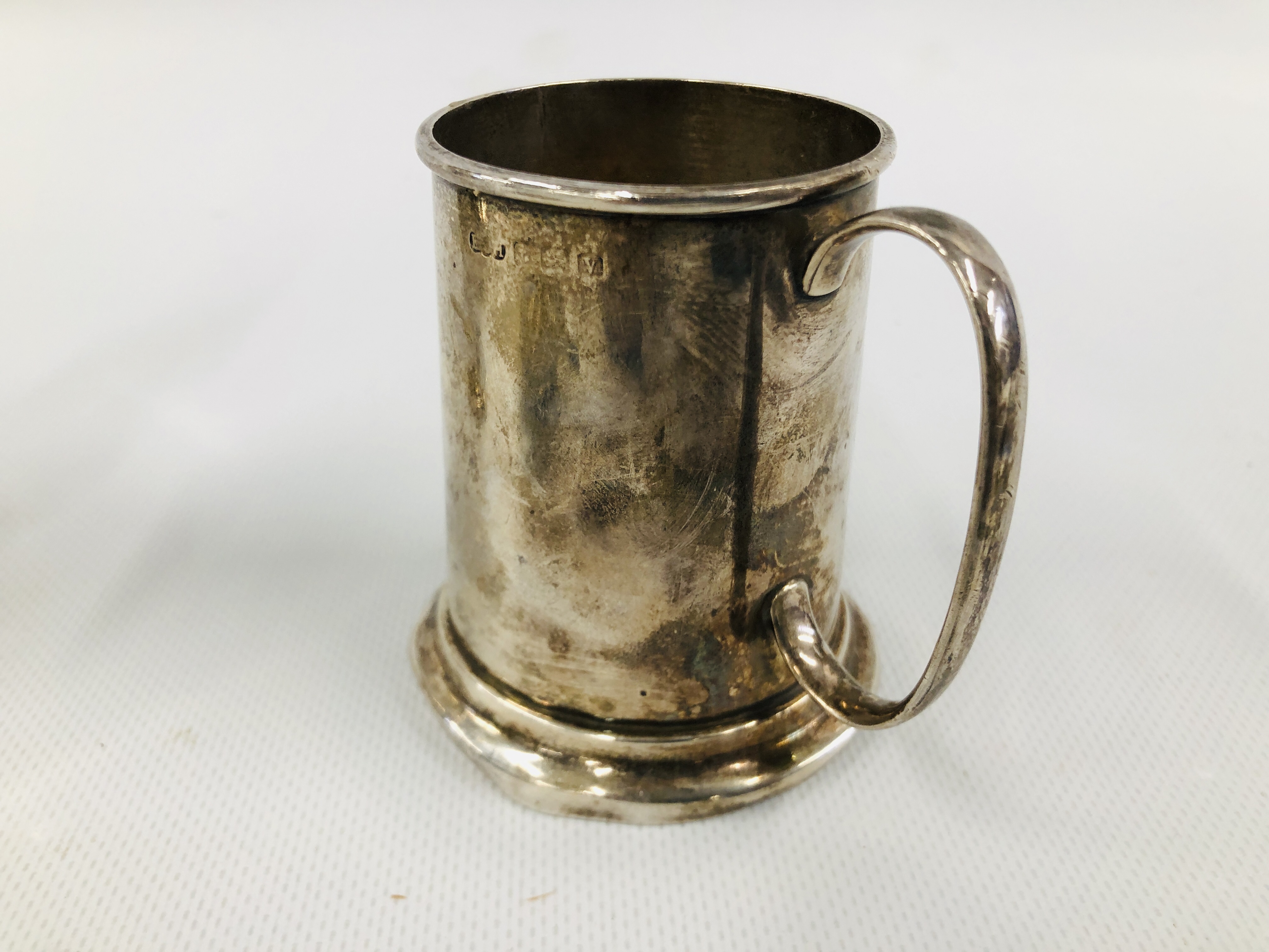 SMALL VINTAGE SILVER TANKARD, BIRMINGHAM ASSAY (RUBBED MARKS) HEIGHT 8CM. - Image 4 of 23