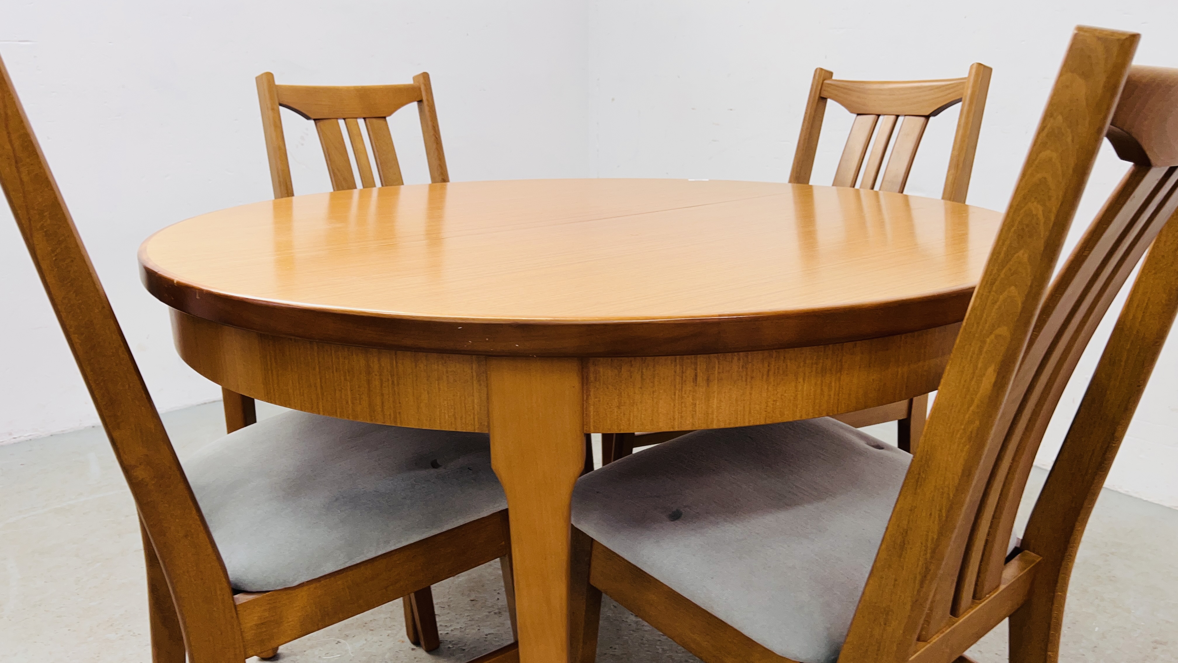 MODERN DINING SET COMPRISING FOUR BEECHWOOD CHAIRS AND EXTENDING CIRCULAR DINING TABLE. - Image 3 of 12