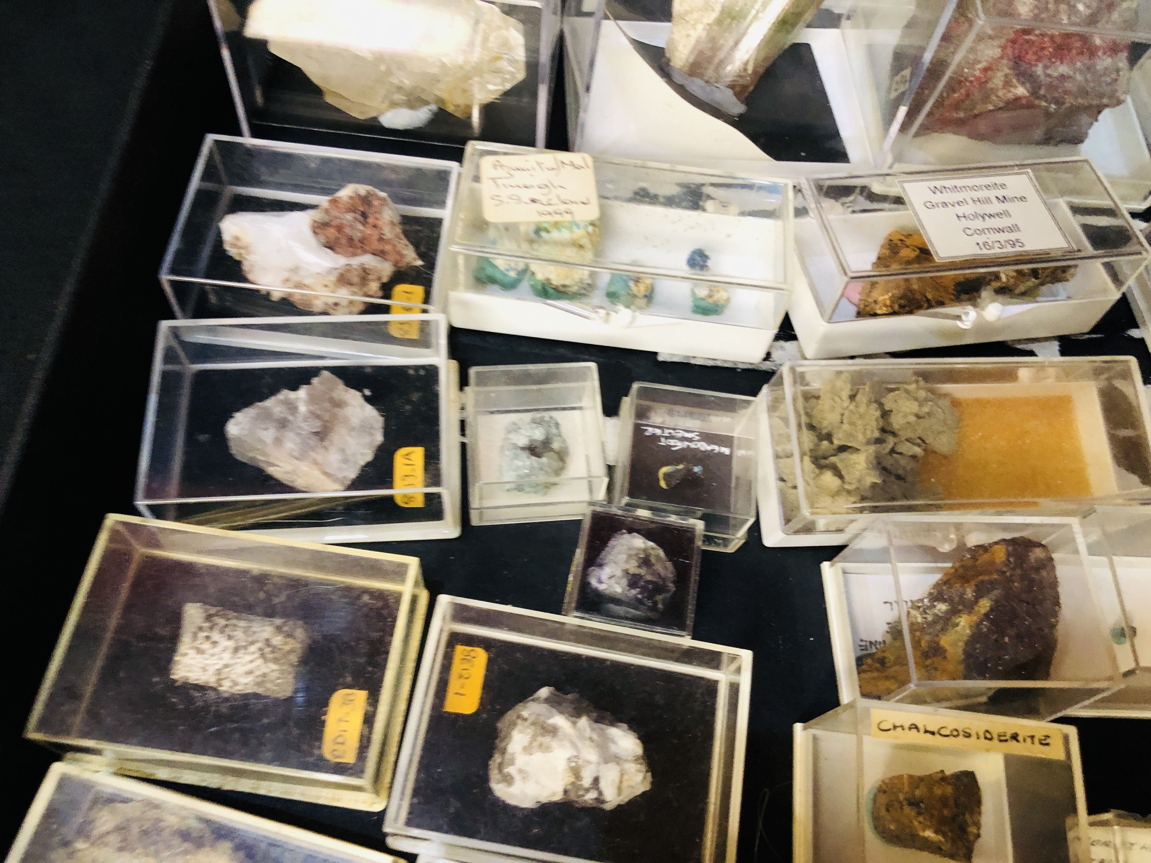 A COLLECTION OF APPROX 42 CRYSTAL AND MINERAL ROCK EXAMPLES TO INCLUDE ZIRCON, QUARTZ, - Image 5 of 8