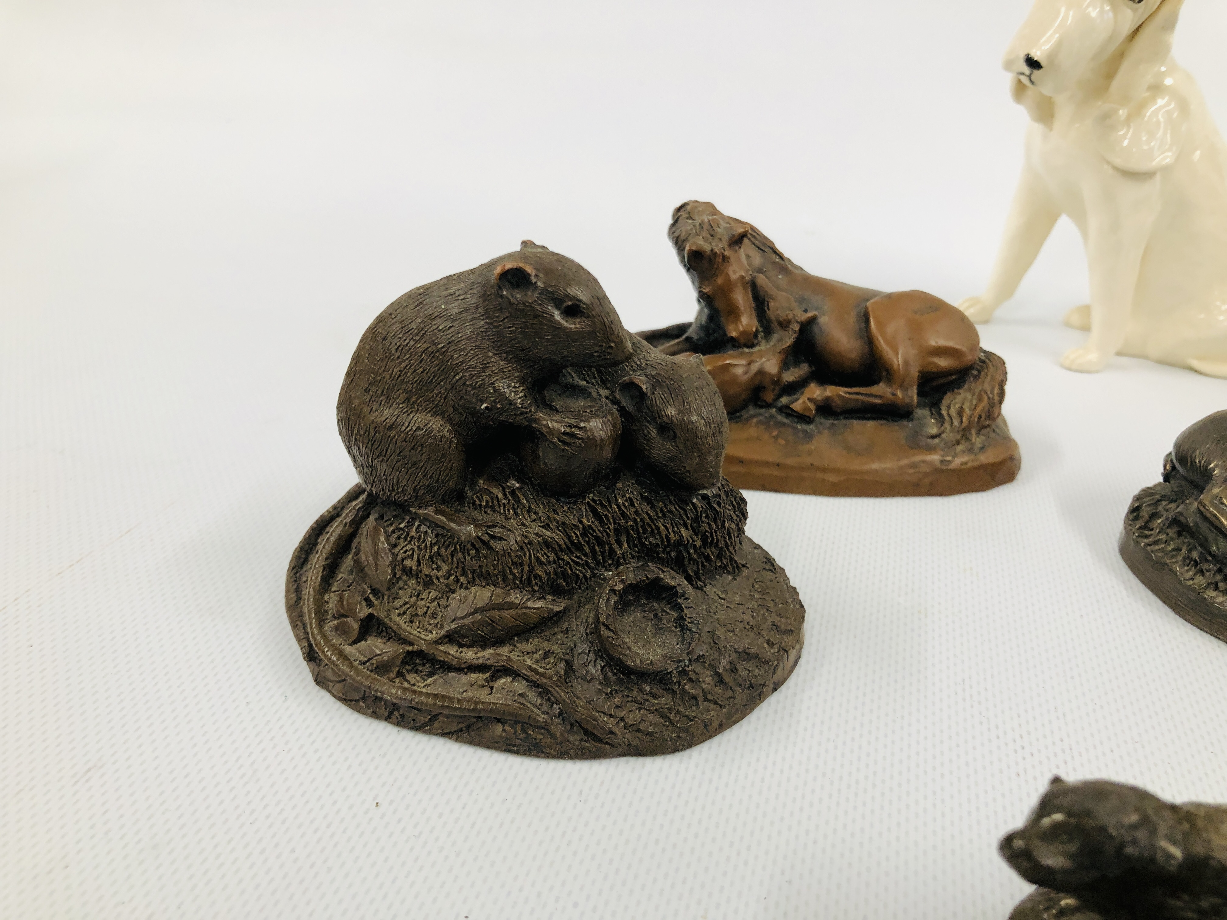 A GROUP OF BRONZED FINISH CABINET ORNAMENTS TO INCLUDE PIGS, OTTER, DUCKS, ETC. - Image 2 of 10