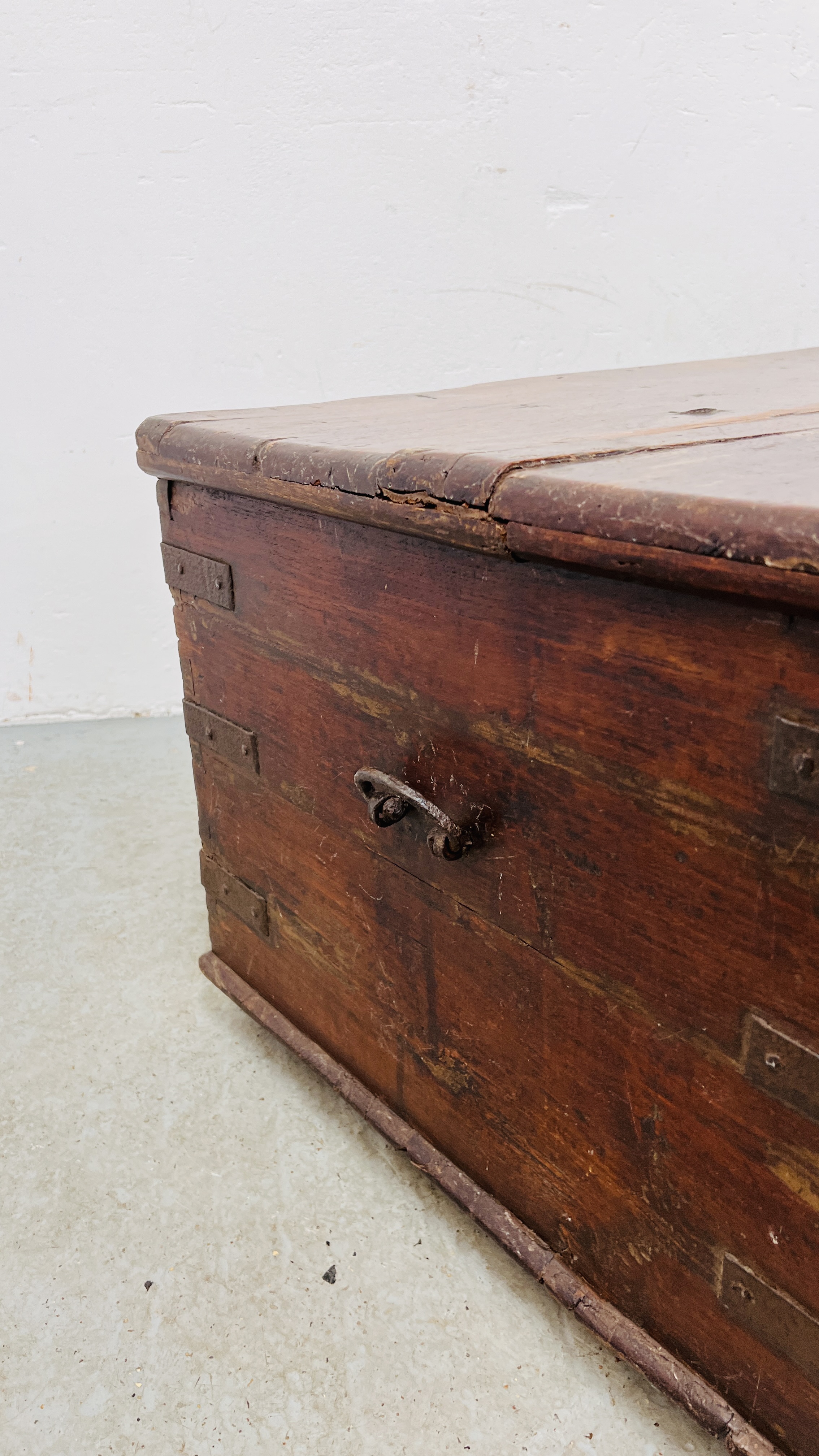 A HEAVY ANTIQUE OAK TRUNK WITH METAL BANDING WIDTH 102CM. DEPTH 61CM. HEIGHT 49CM. - Image 6 of 17