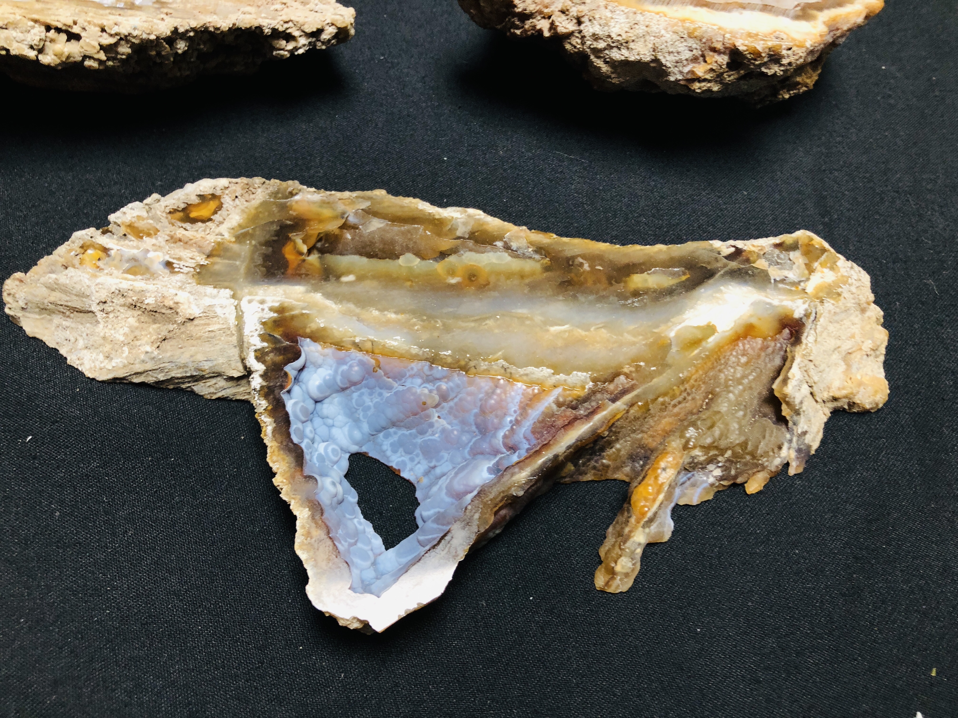 FOUR IMPRESSIVE AGATE AND CRYSTAL SEGMENT, BOTH HAVING POLISHED SURFACE. - Image 2 of 4