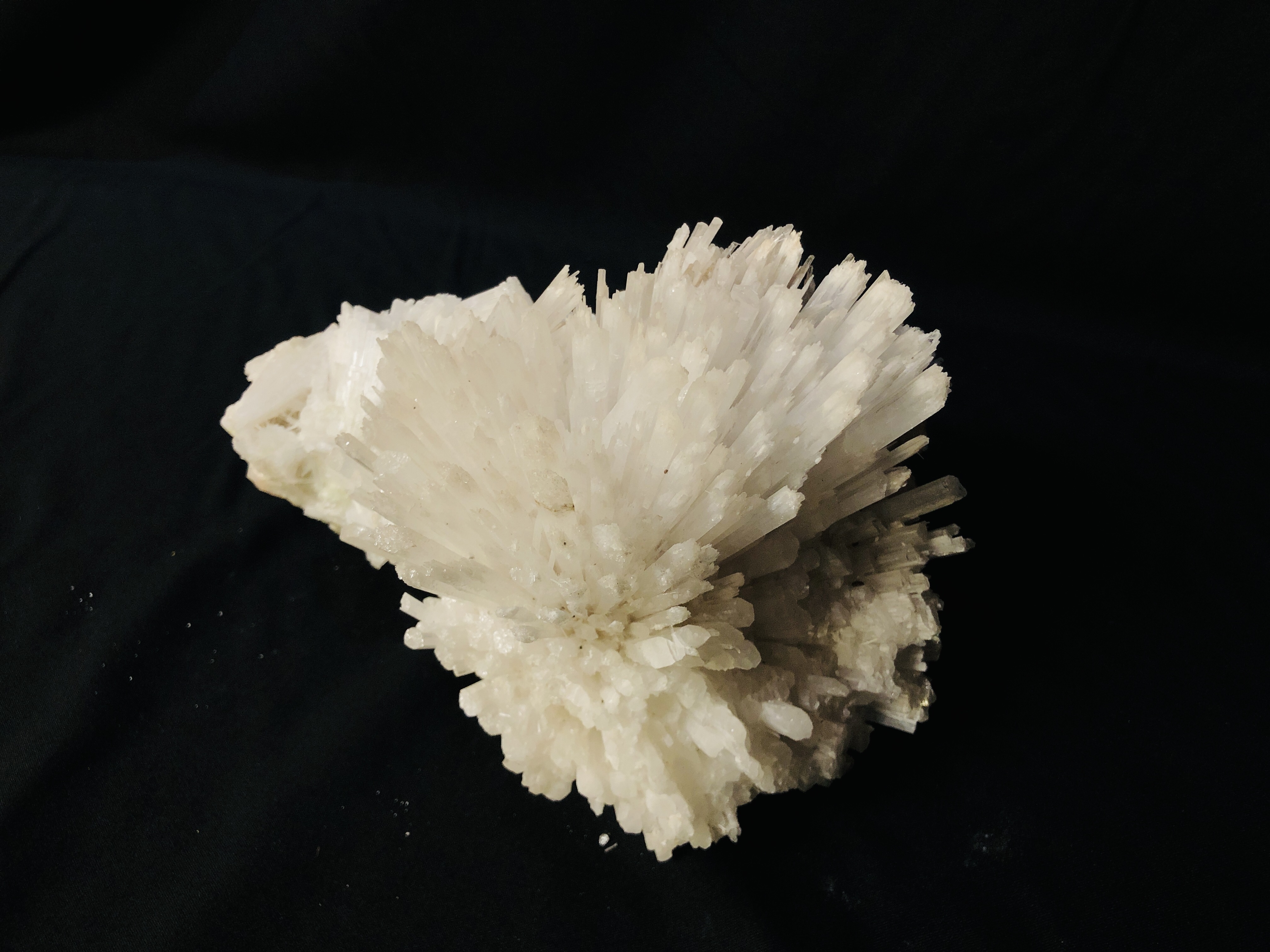 A SCOLCITE CRYSTAL CLUSTER, L 26CM X H 20CM X D 20CM. - Image 4 of 4