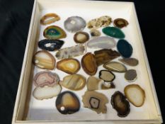 A COLLECTION OF APPROX 28 POLISHED AGATE SLICES.