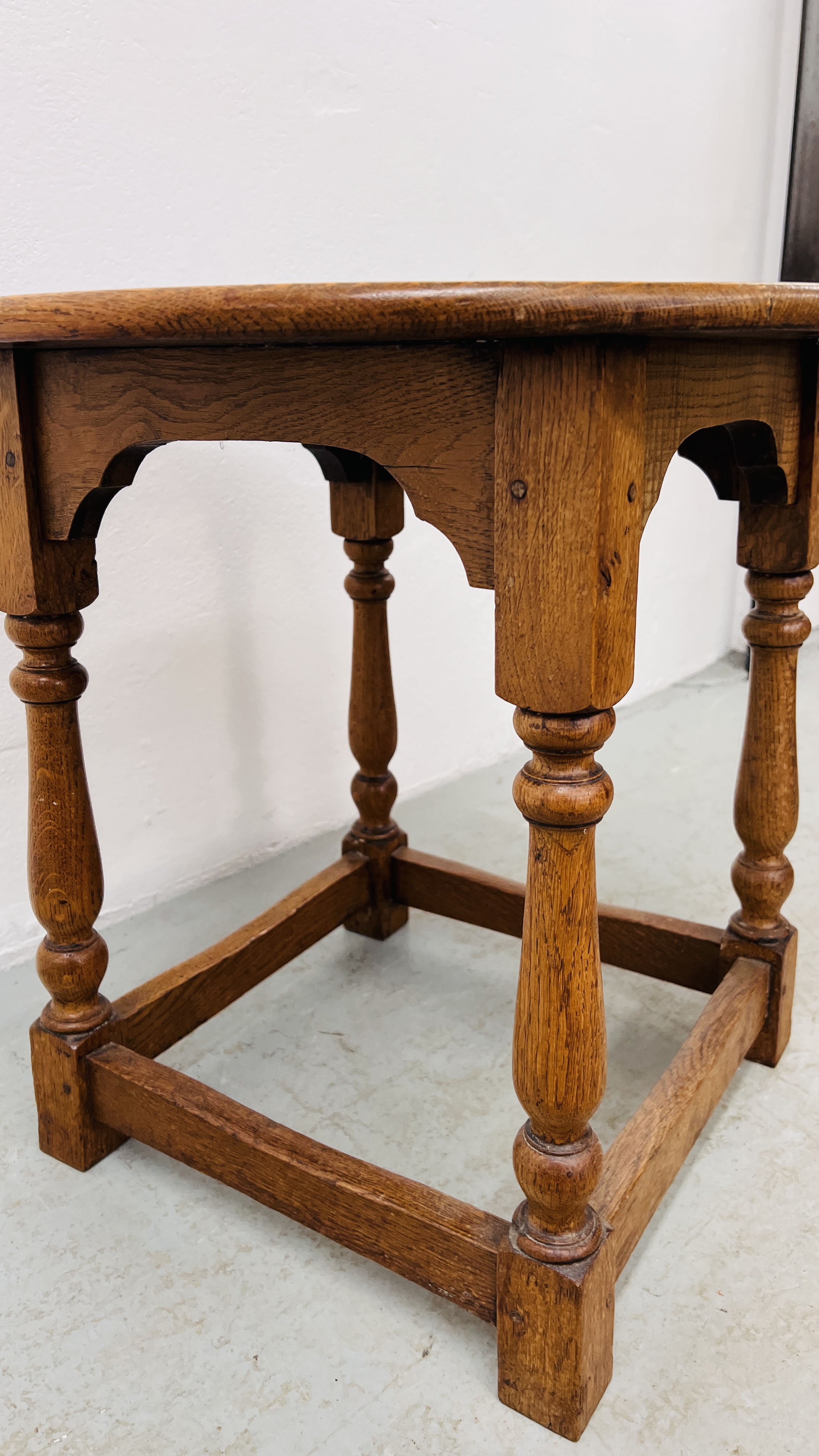 AN OAK CIRCULAR OCCASIONAL TABLE ON TURNED SUPPORTS HEIGHT 51CM. DIA. 54CM. - Image 5 of 5