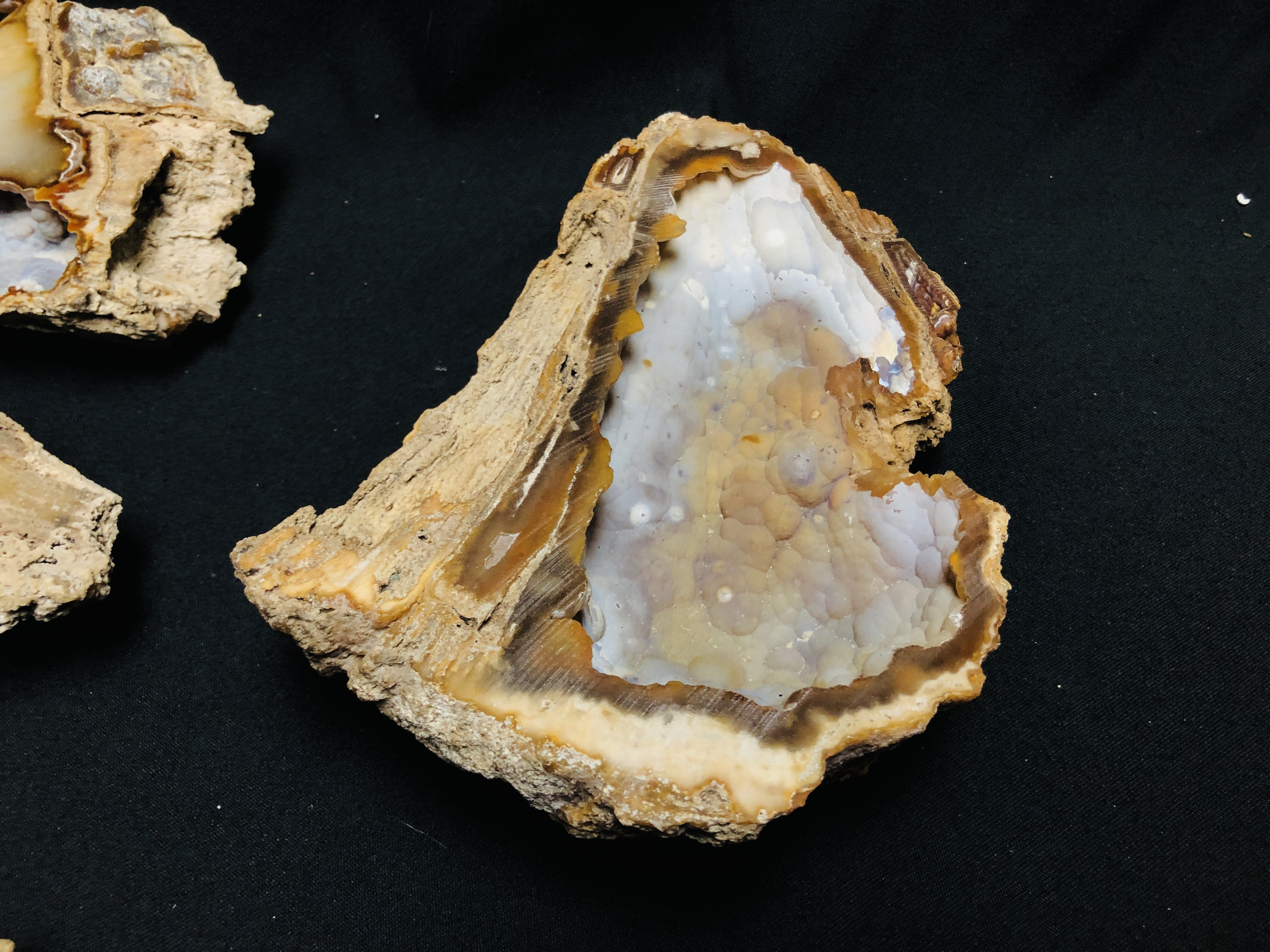 FOUR IMPRESSIVE AGATE AND CRYSTAL SEGMENT, BOTH HAVING POLISHED SURFACE. - Image 3 of 4