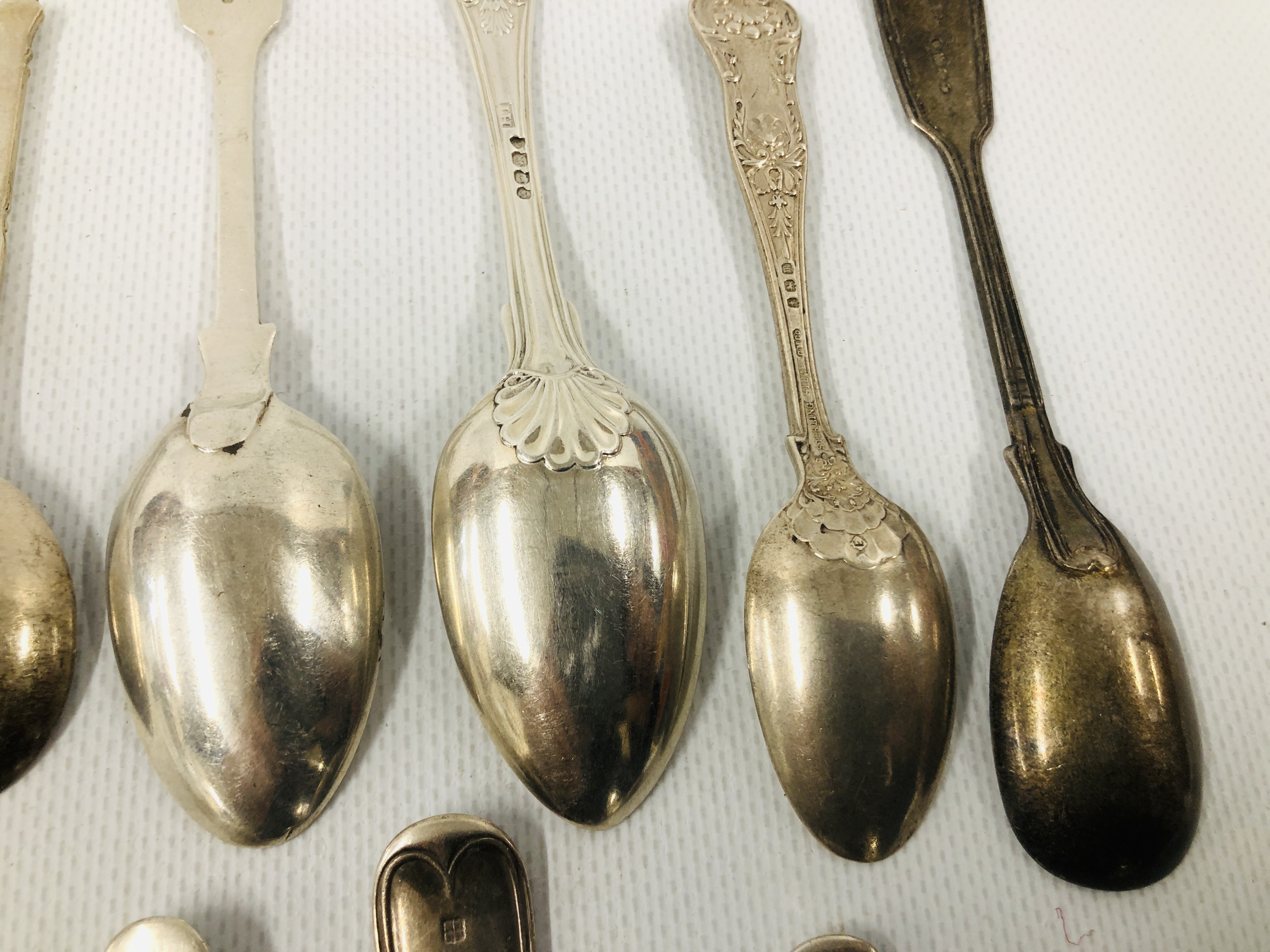 A GROUP OF 9 VARIOUS SILVER TEA SPOONS C19TH AND C20TH VARIOUS MAKERS AND ASSAYS ALONG WITH 5 WHITE - Image 10 of 13