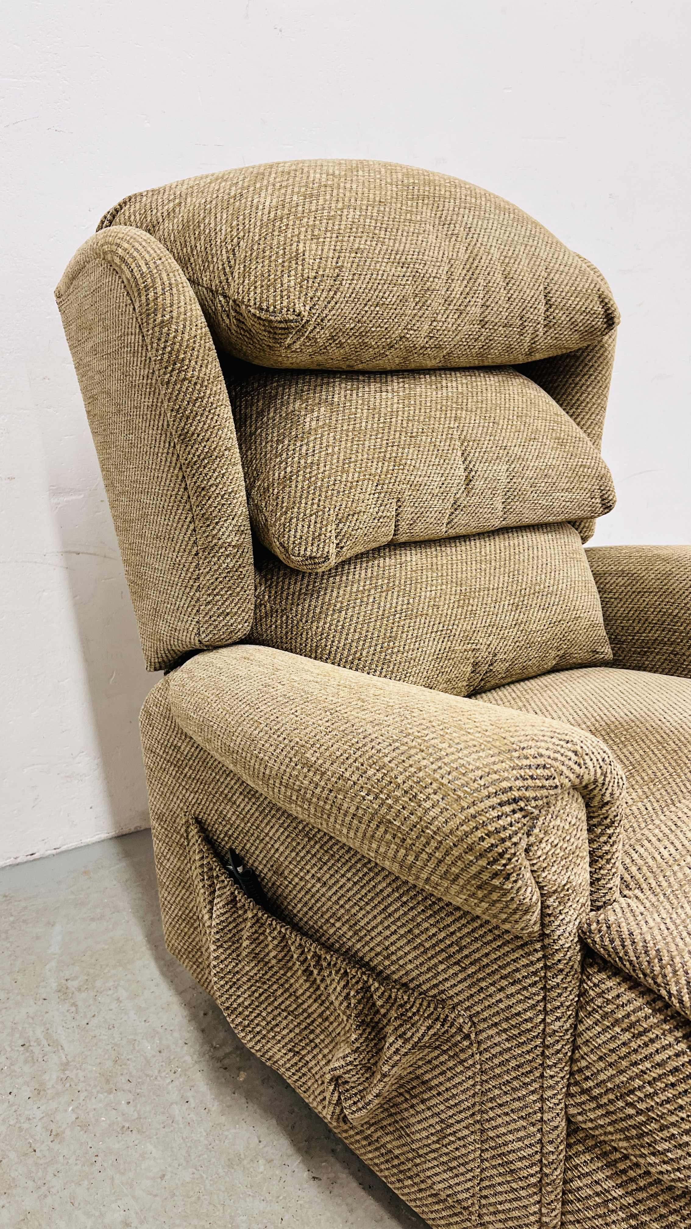 A SHERBORNE T.MOTION OATMEAL UPHOLSTERED ELECTRIC RISE AND RECLINE EASY CHAIR - SOLD AS SEEN. - Image 3 of 11