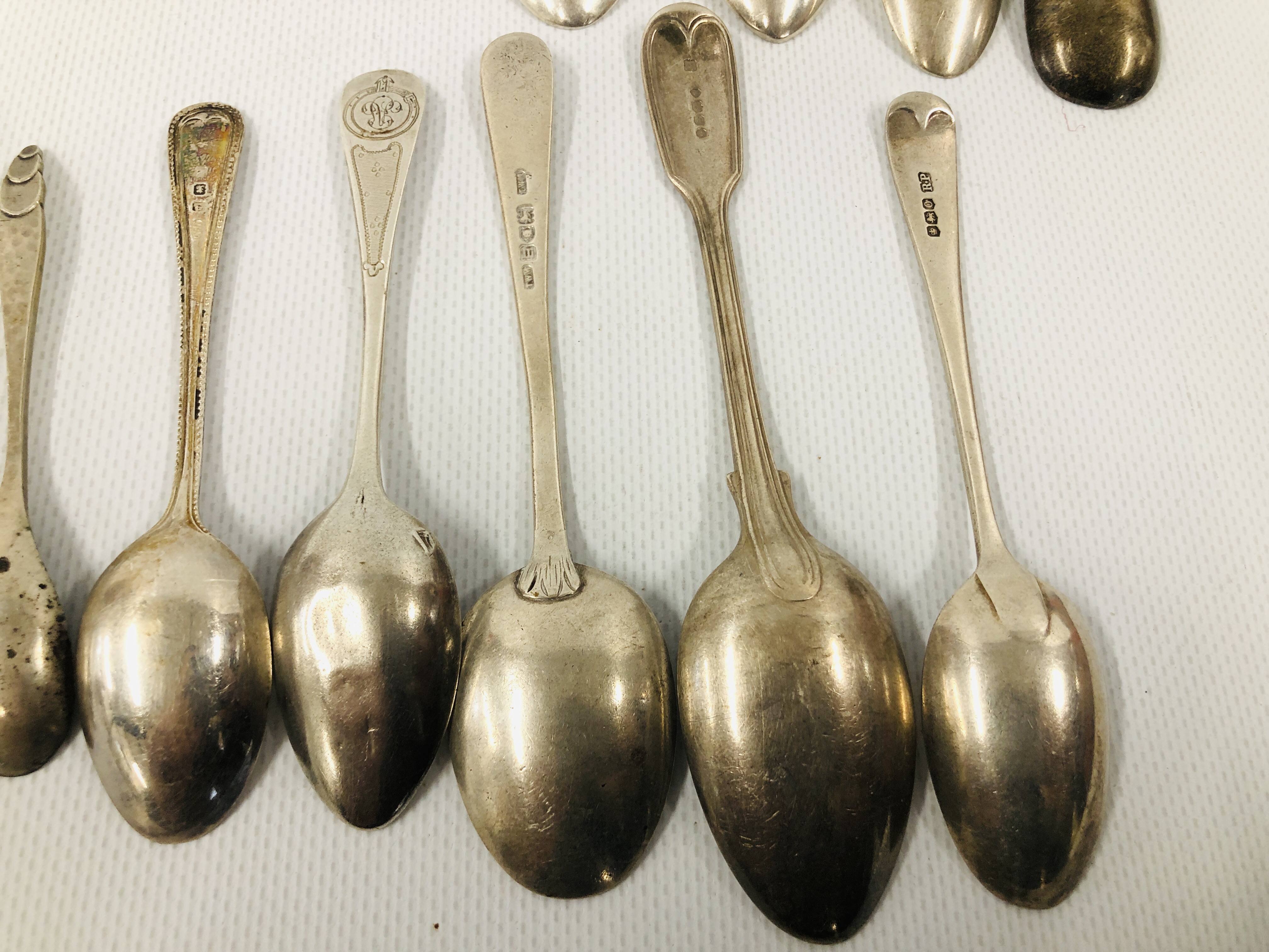 A GROUP OF 9 VARIOUS SILVER TEA SPOONS C19TH AND C20TH VARIOUS MAKERS AND ASSAYS ALONG WITH 5 WHITE - Image 9 of 13