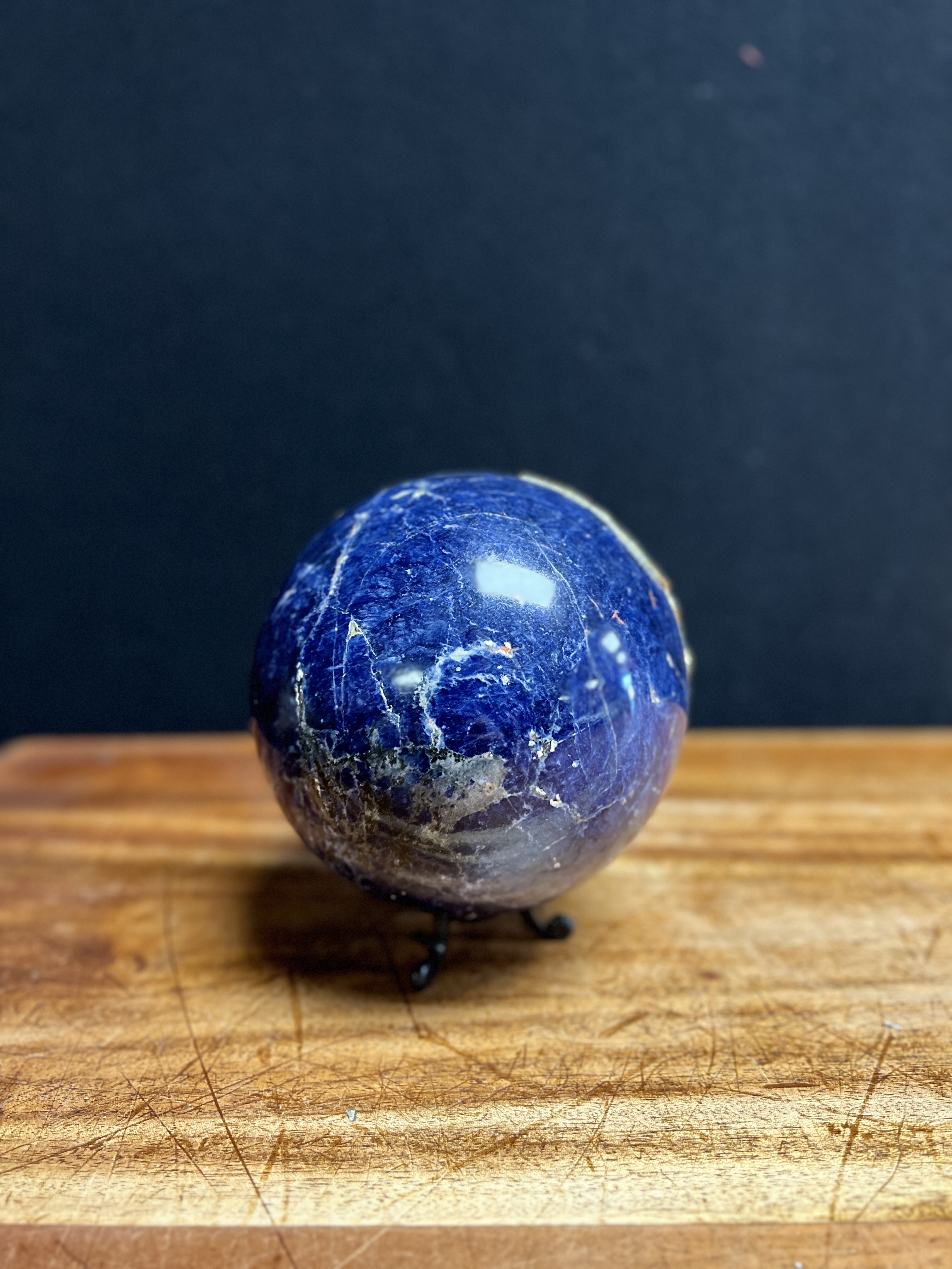 A LARGE LAPIS LAZULI SPHERE DEPICTING AN APPLIED COUNTRY OUTLINED IN 18CT GOLD SET WITH TWO - Image 6 of 11