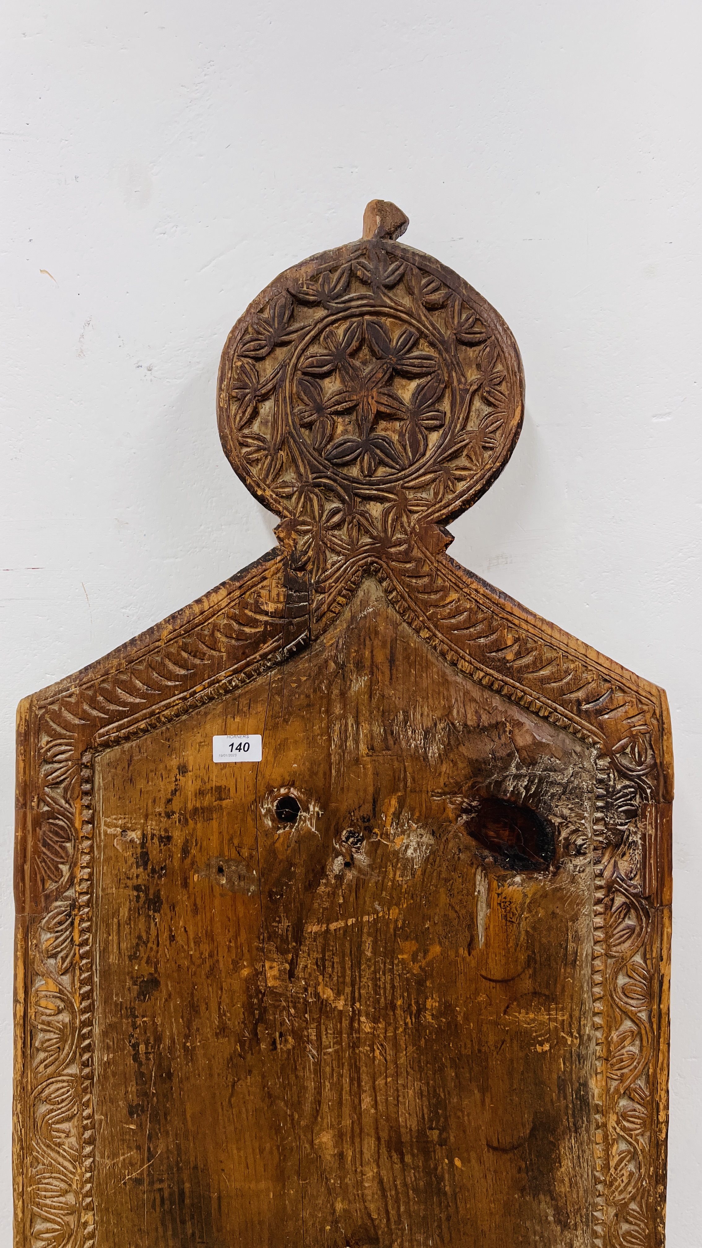 AN ANTIQUE PINE ISLAMIC PRAYER BOARD WITH CARVED DETAIL LENGTH 146CM. WIDTH 52CM. - Image 2 of 9