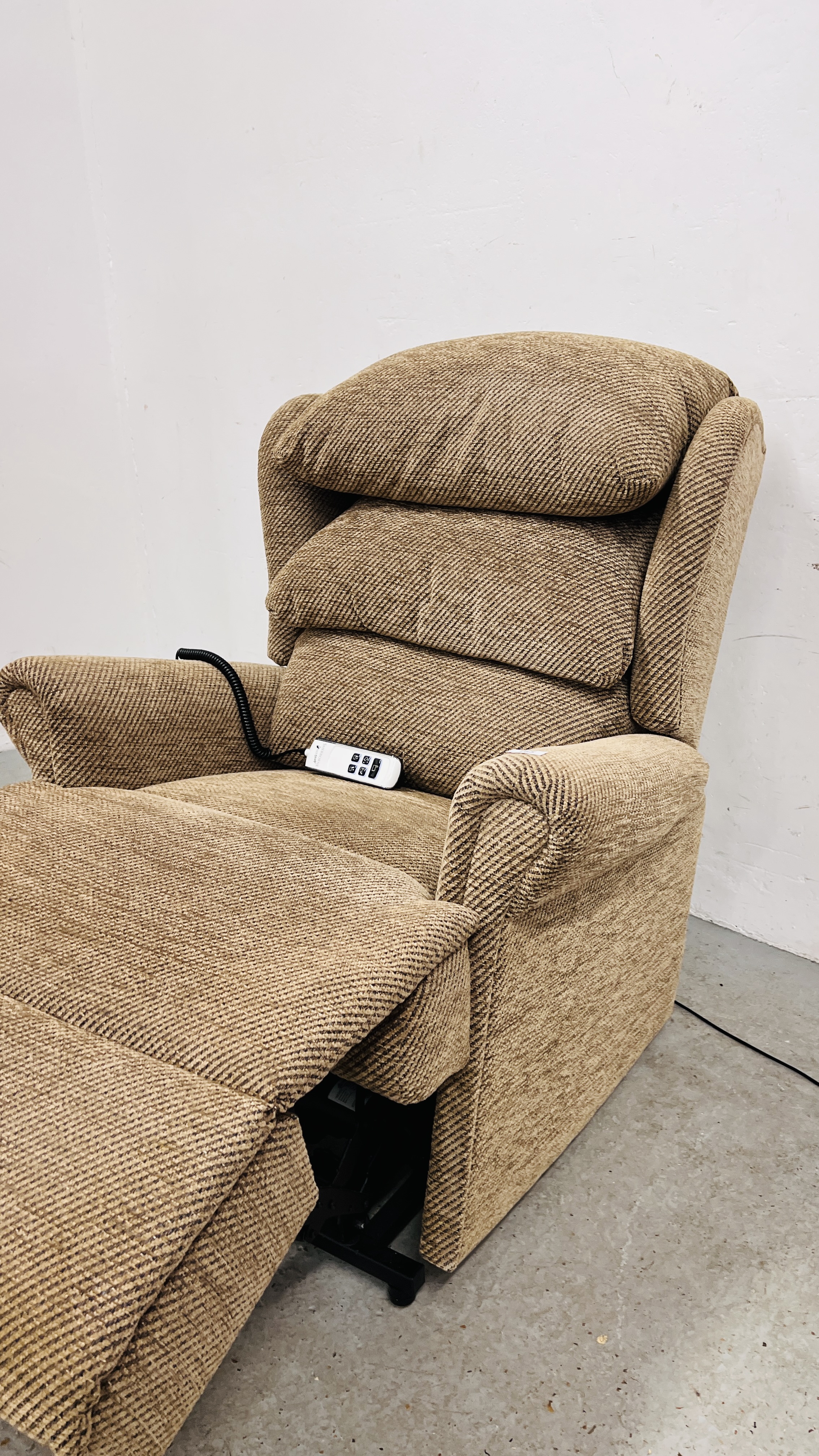 A SHERBORNE T.MOTION OATMEAL UPHOLSTERED ELECTRIC RISE AND RECLINE EASY CHAIR - SOLD AS SEEN. - Image 7 of 11