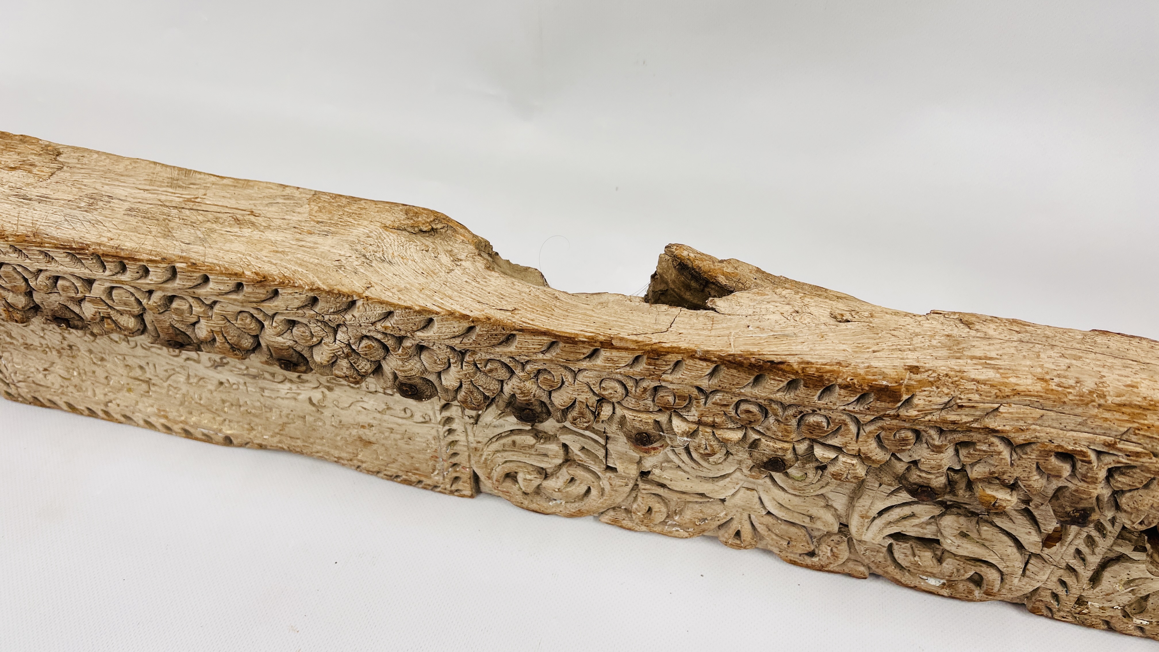 AN ANTIQUE HEAVILY CARVED HARDWOOD TIMBER BEAM WITH ISLAMIC RELIGIOUS INSCRIPTION LENGTH `34CM. - Image 8 of 18