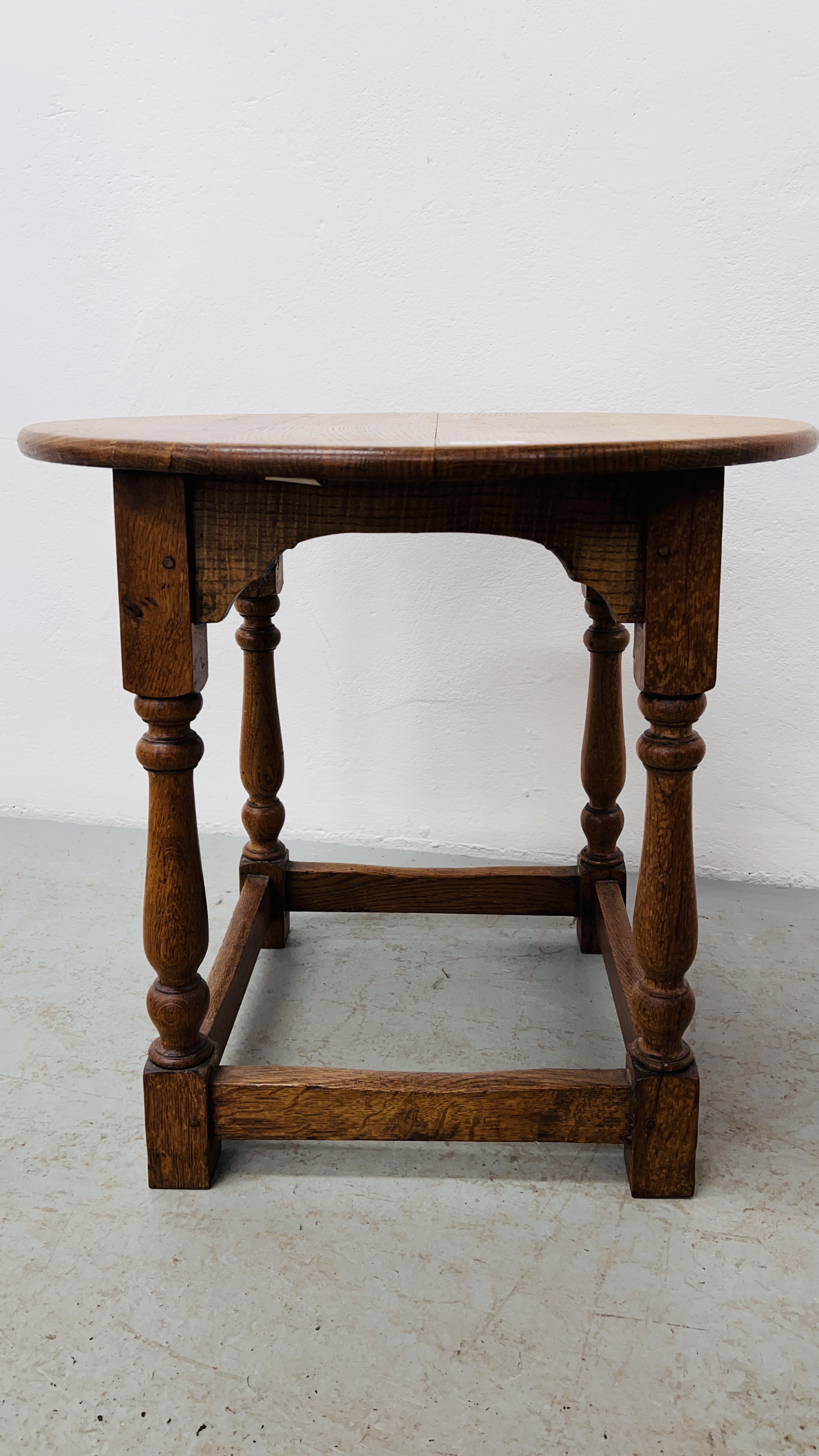 AN OAK CIRCULAR OCCASIONAL TABLE ON TURNED SUPPORTS HEIGHT 51CM. DIA. 54CM. - Image 3 of 5