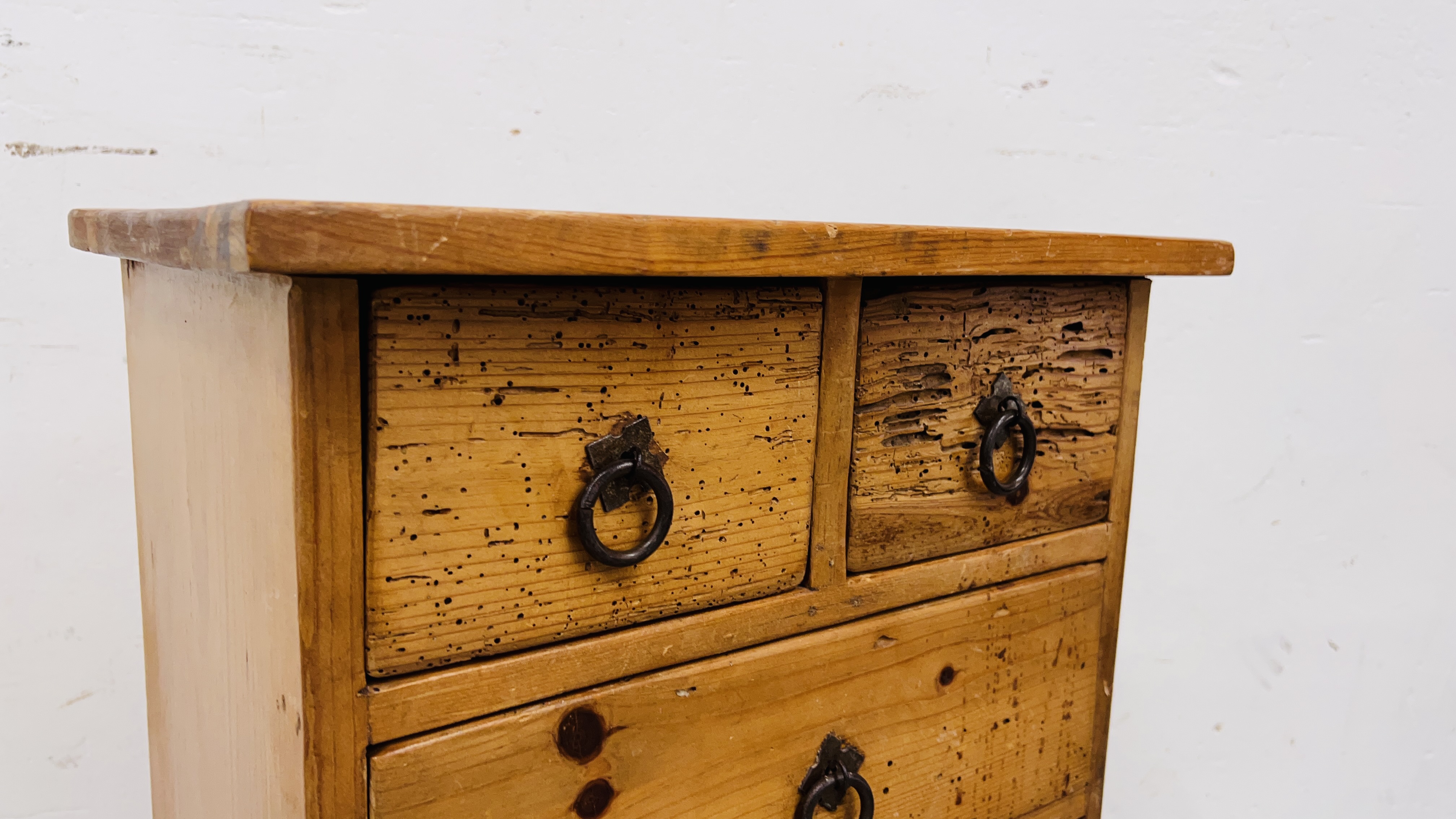 A RUSTIC PINE TWO OVER THREE DRAWER LOW CHEST HEIGHT 64CM. WIDTH 46CM. DEPTH 31CM. - Image 3 of 8