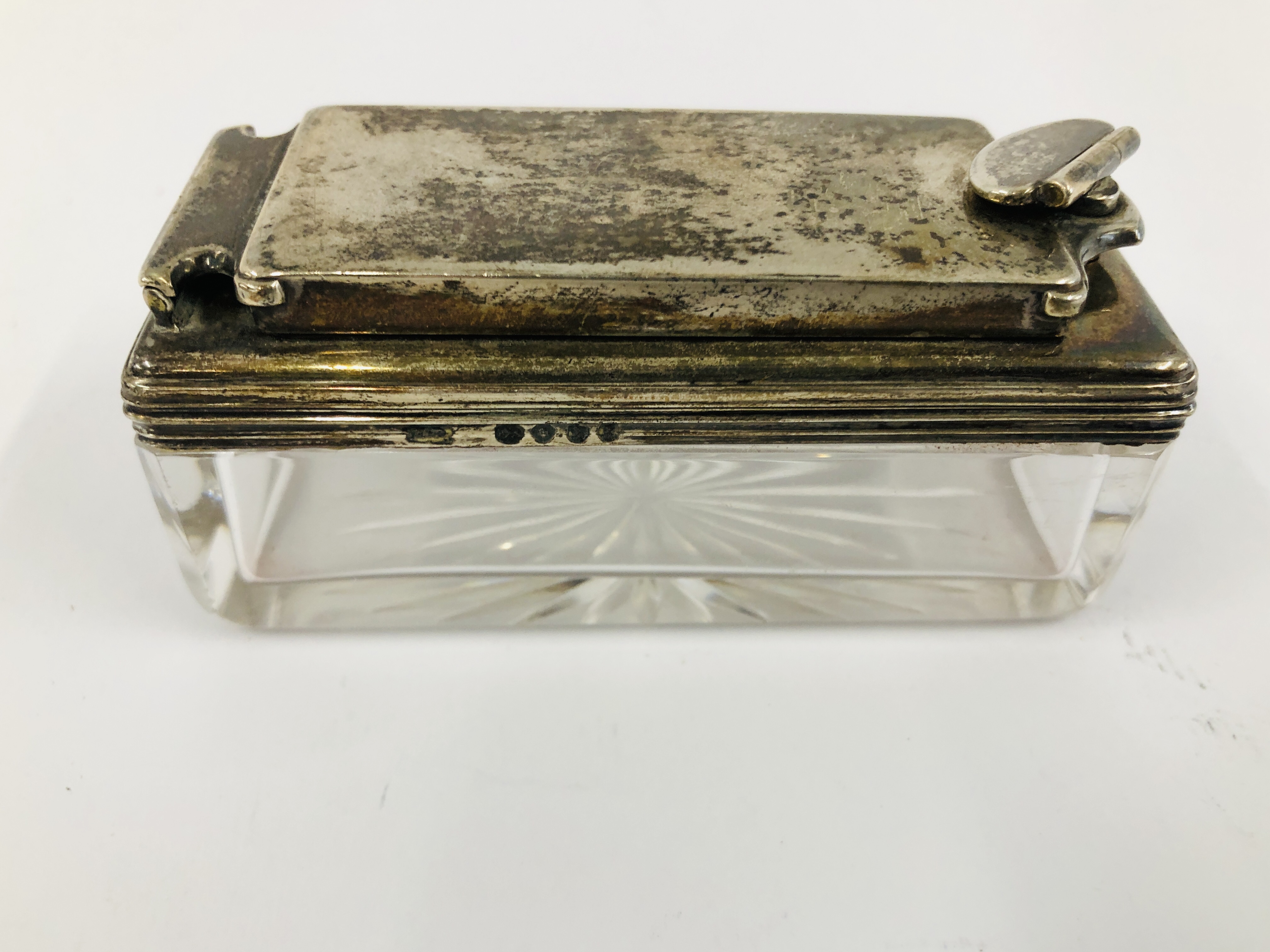 AN ANTIQUE SILVER MOUNTED TRAVELLING GLASS INKWELL, LONDON ASSAY LENGTH 8.5CM. WIDTH 3.8CM. - Image 4 of 9