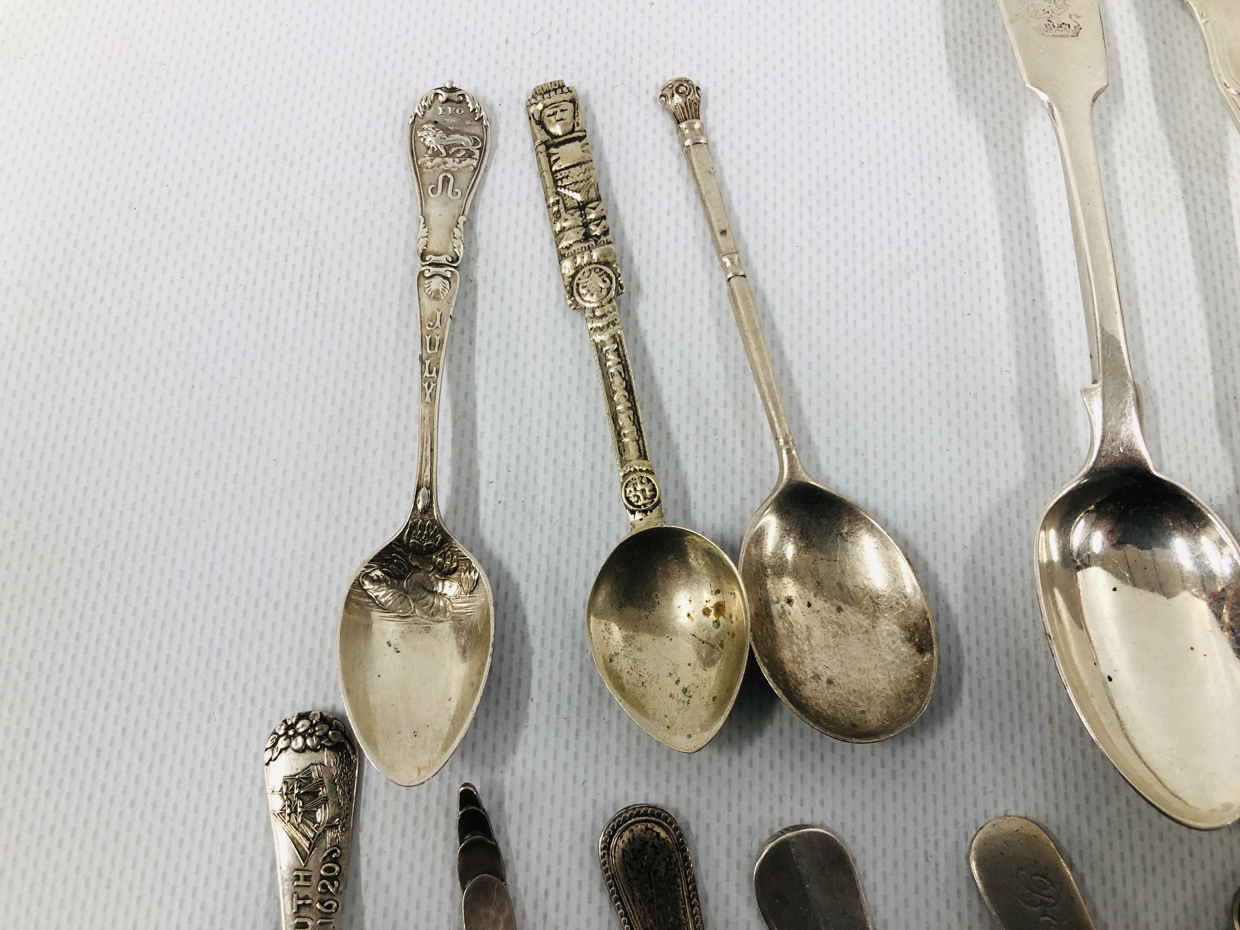 A GROUP OF 9 VARIOUS SILVER TEA SPOONS C19TH AND C20TH VARIOUS MAKERS AND ASSAYS ALONG WITH 5 WHITE - Image 7 of 13