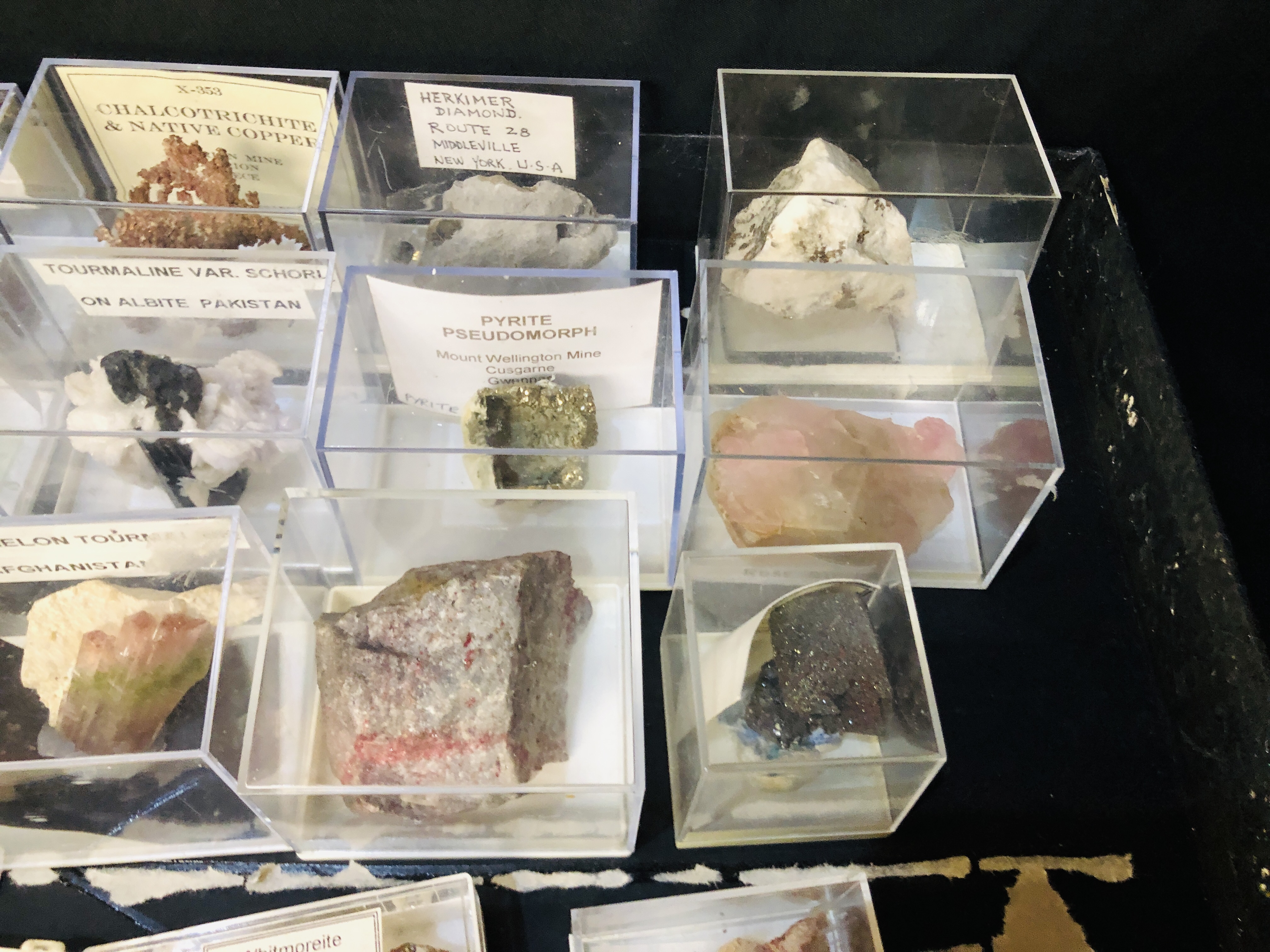 A COLLECTION OF APPROX 42 CRYSTAL AND MINERAL ROCK EXAMPLES TO INCLUDE ZIRCON, QUARTZ, - Image 7 of 8