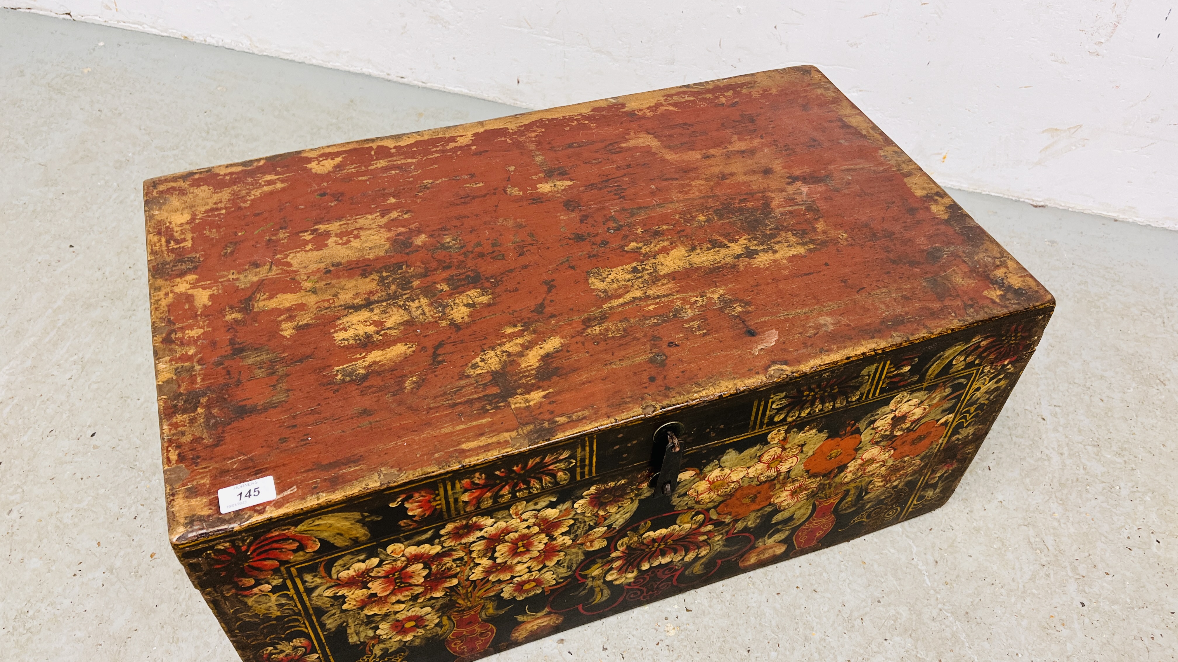 AN ANTIQUE CHINESE CAMPHOR WOOD THEATRICAL COSTUME TRUNK THE FRONT HAND PAINTED PANEL DEPICTING - Image 2 of 9