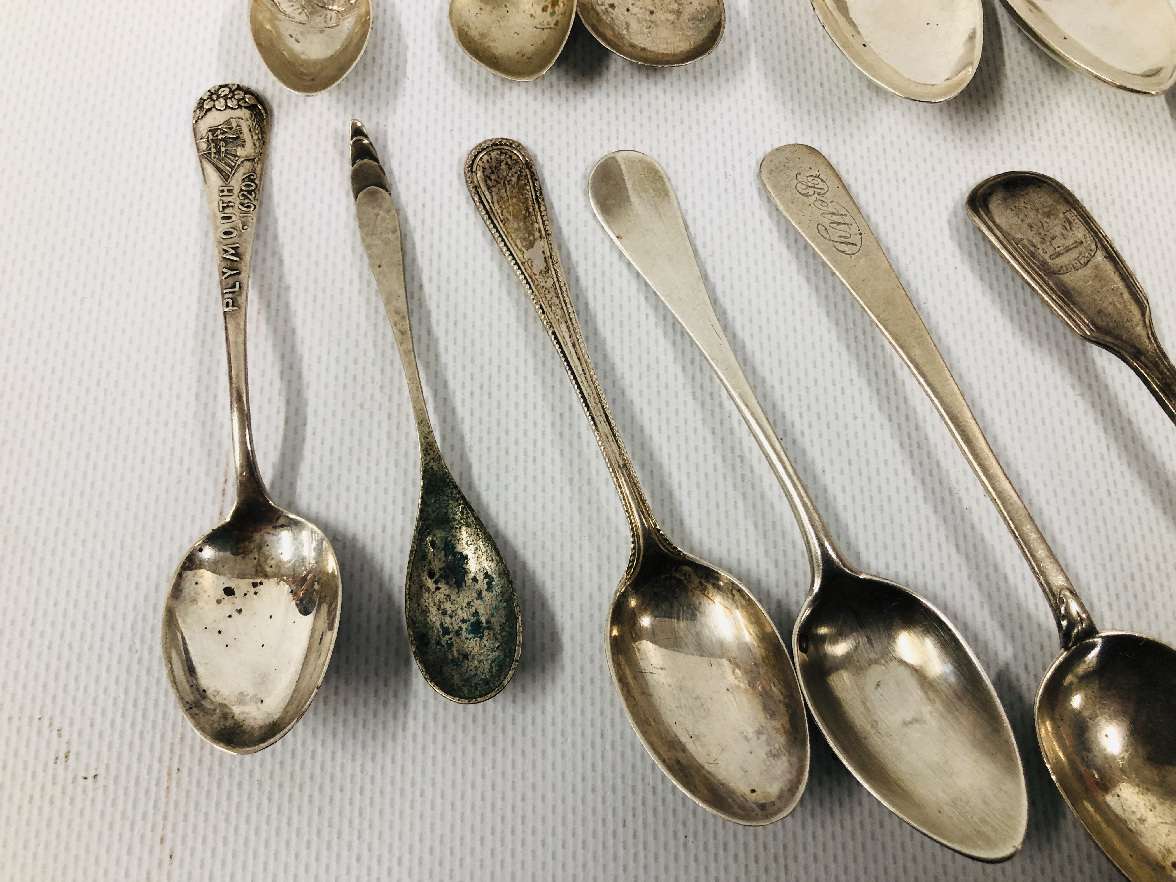 A GROUP OF 9 VARIOUS SILVER TEA SPOONS C19TH AND C20TH VARIOUS MAKERS AND ASSAYS ALONG WITH 5 WHITE - Image 2 of 13