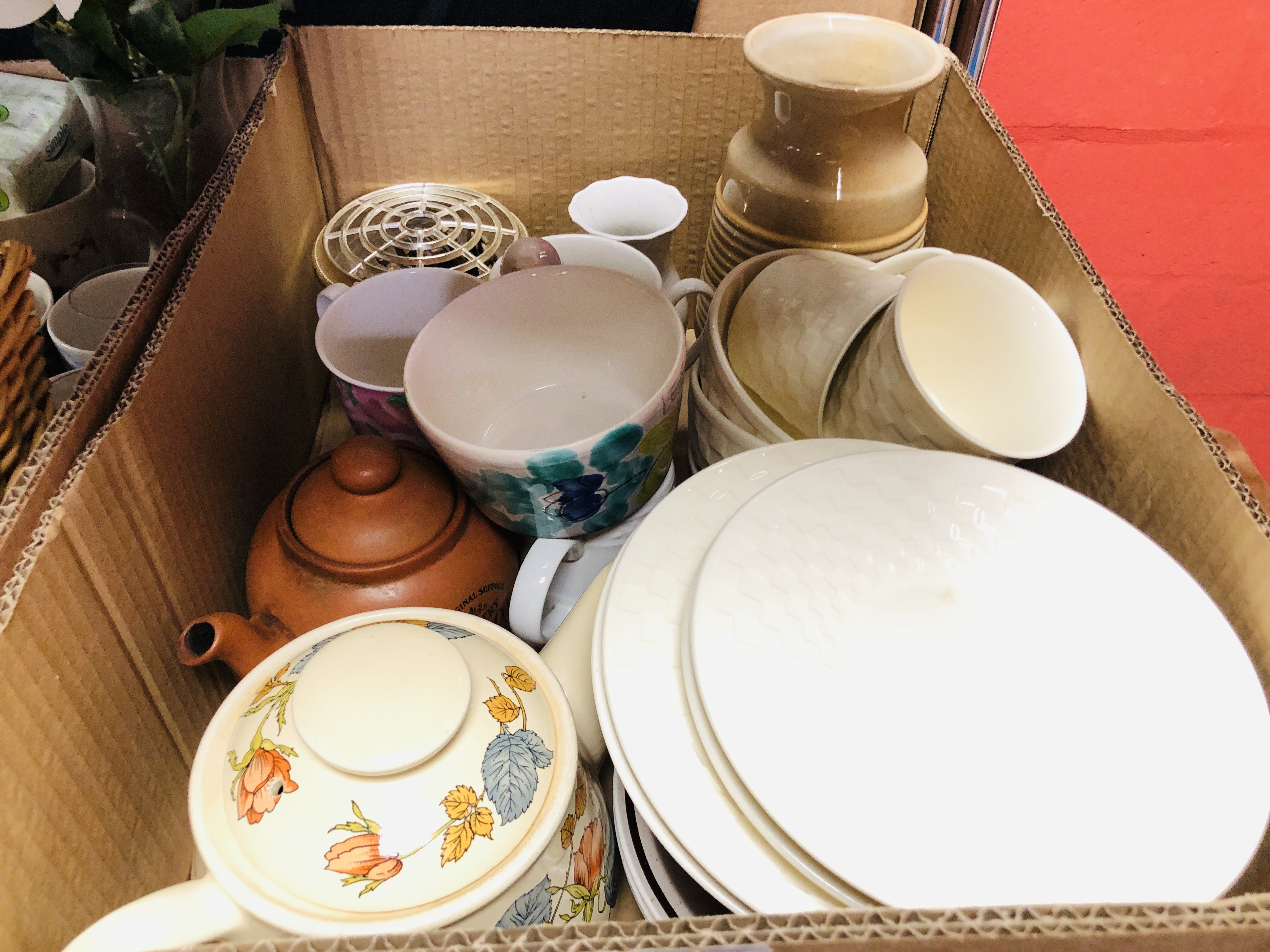 BOXES OF ASSORTED HOUSEHOLD SUNDRIES TO INCLUDE CHINA, GLASSWARE, ORNAMENTS, CLEANING PRODUCTS, - Image 9 of 15